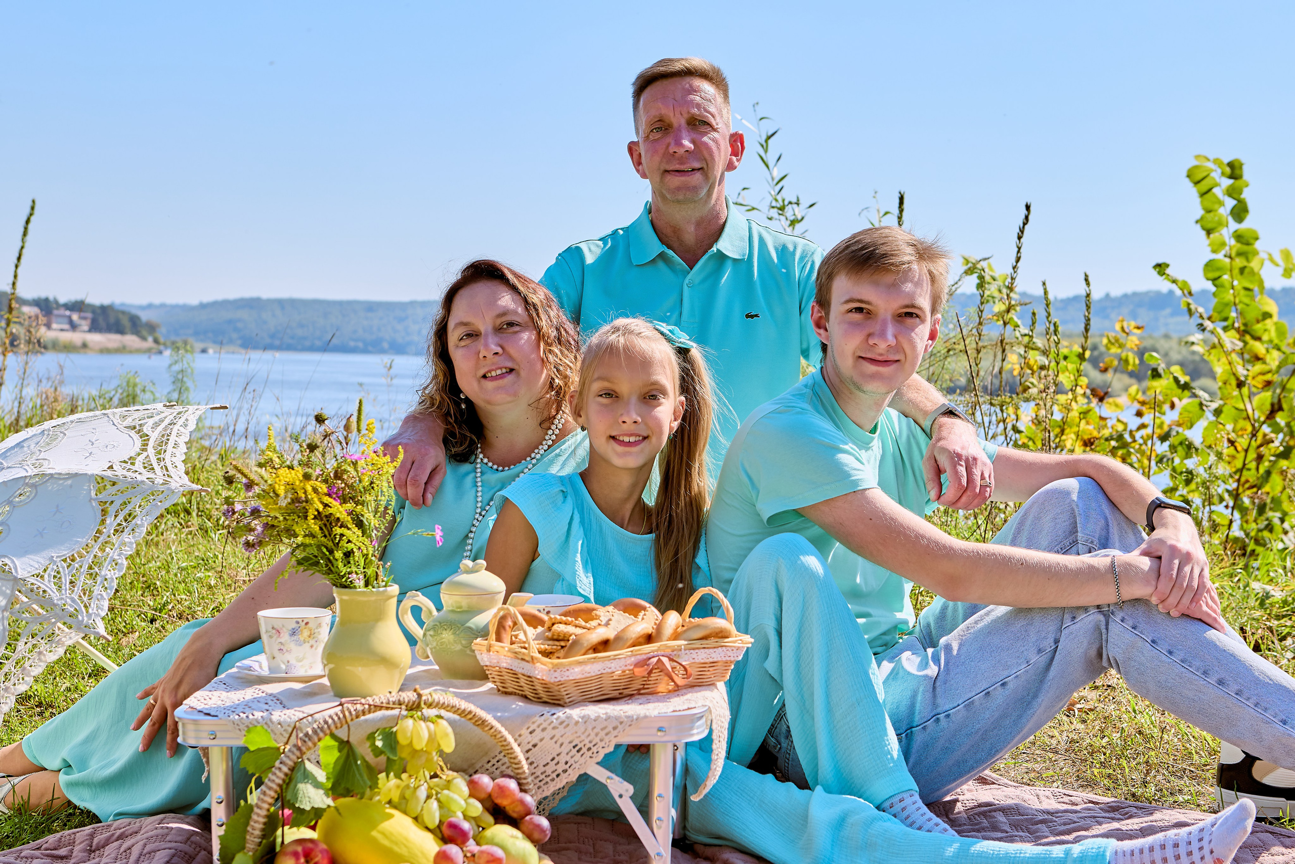 Семейная фотография, Портрет семьи, Семейная фотосессия на брегу реки