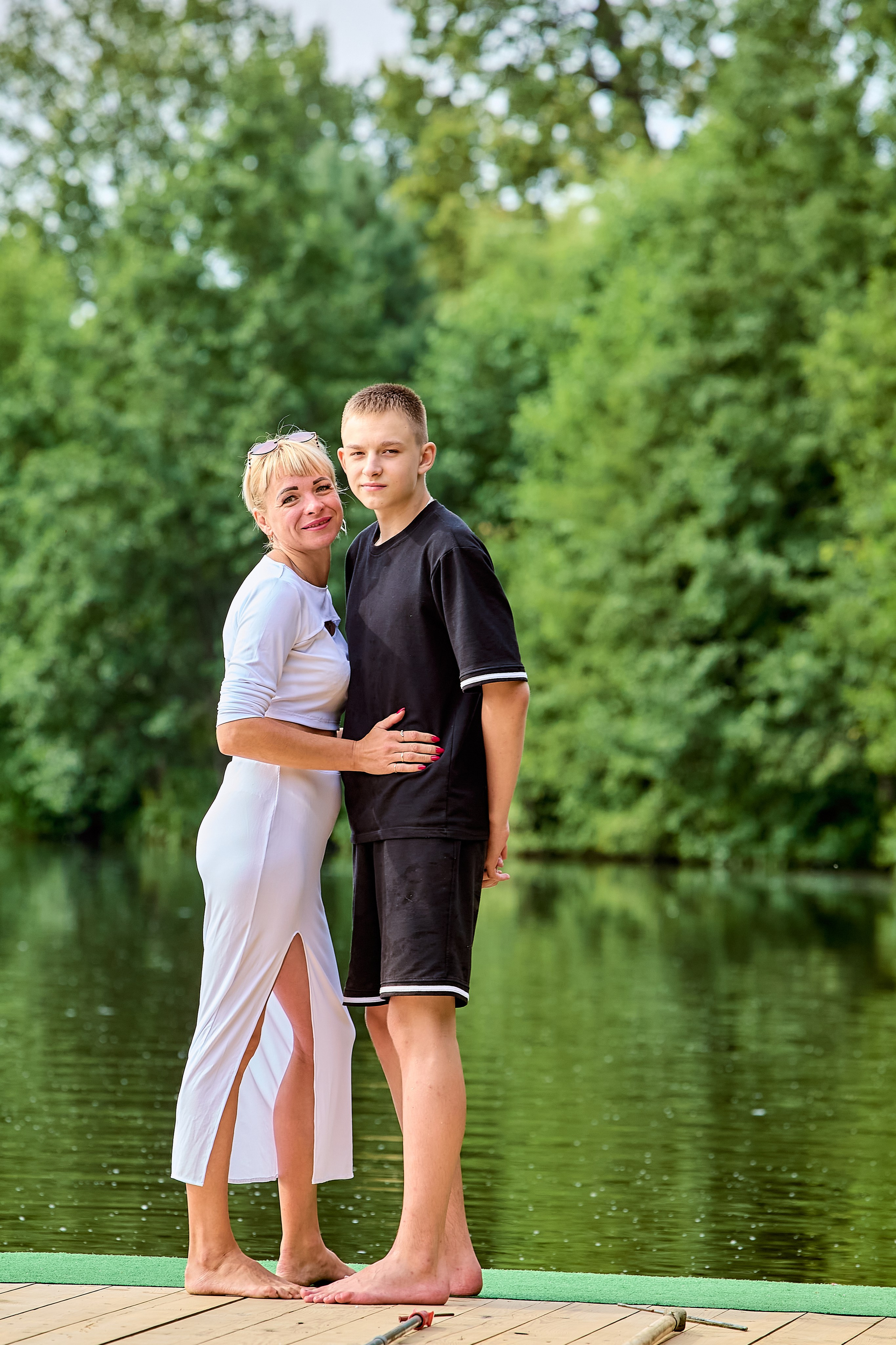 Семейная прогулка летом на озере