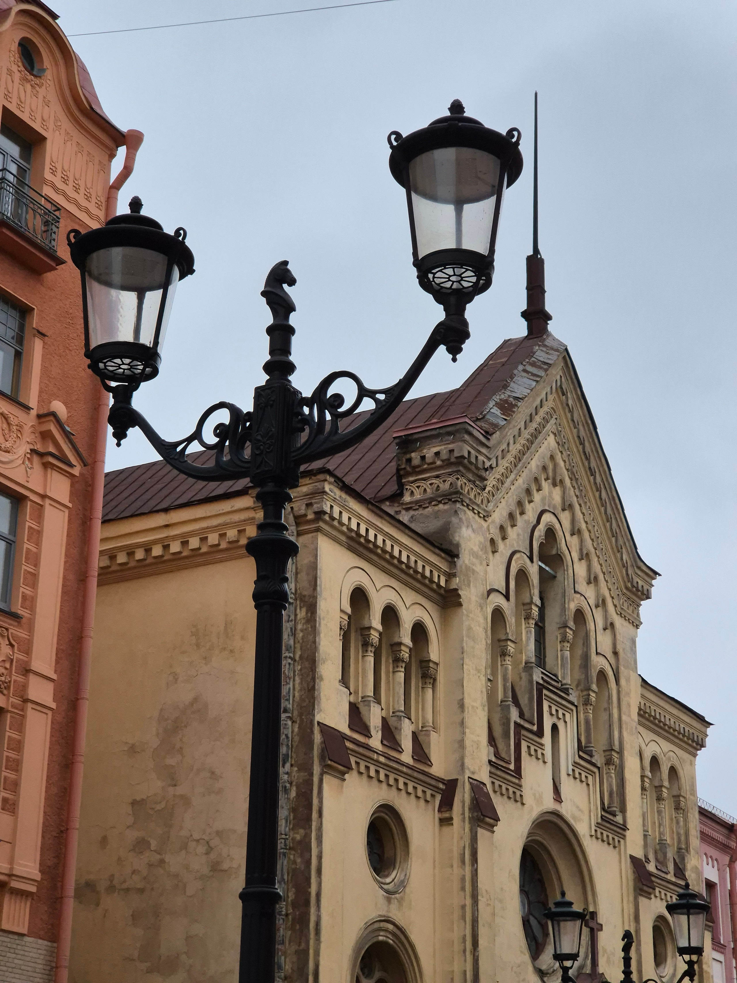 Конюшенная. Первый раз обратил на коней на фонарном столбе