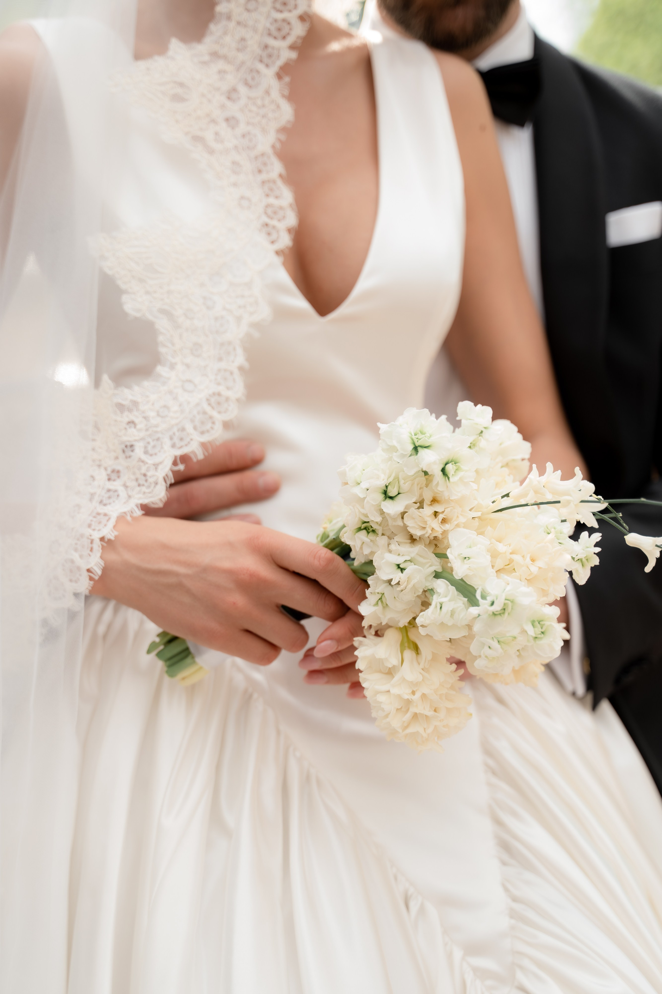 Свадебная фотосессия в католической церкви Москва. Портретный и свадебный фотограф Алла Карени Москва