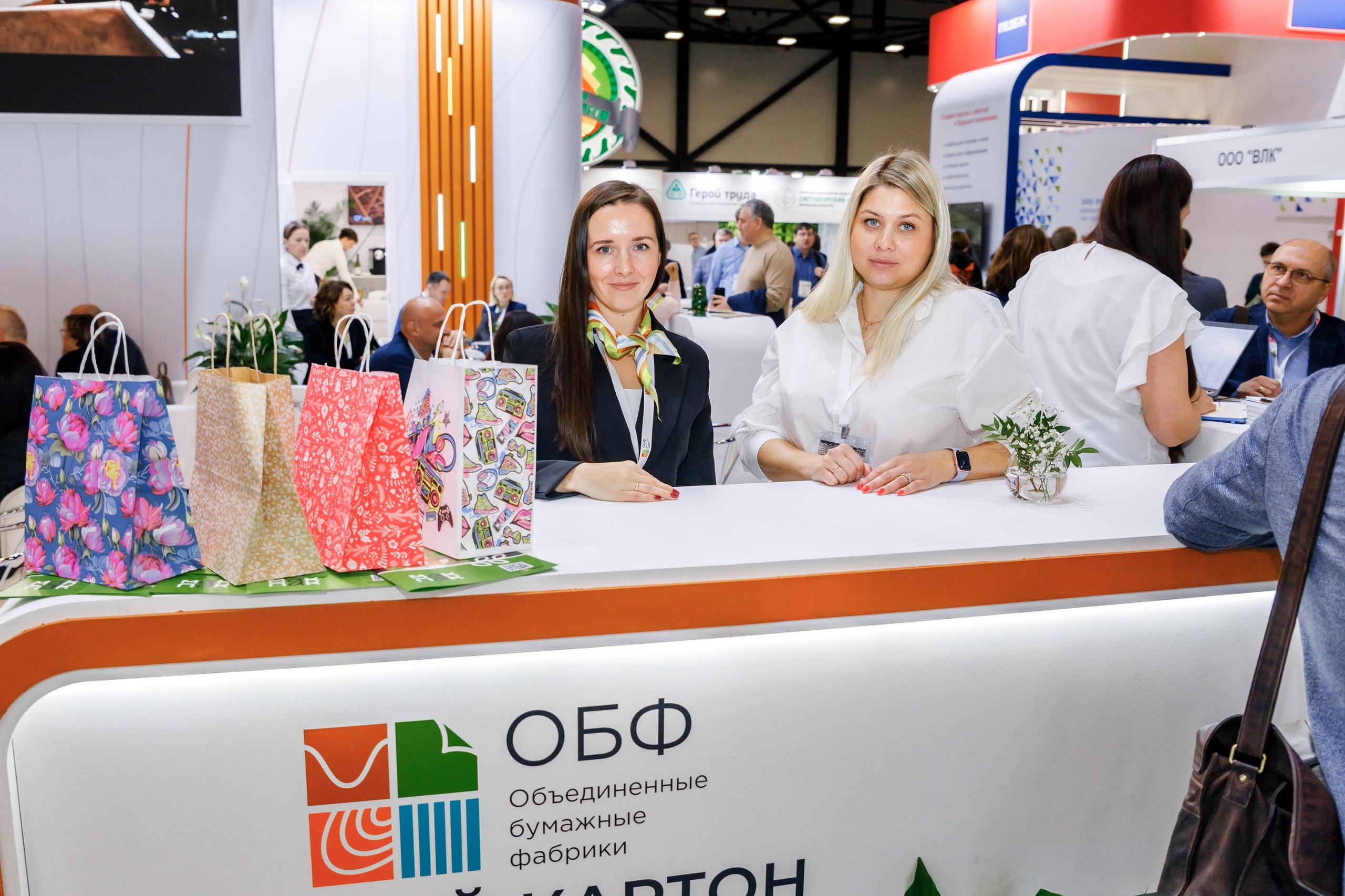 PulpFor, Работа стенда ОБФ (Объединенные бумажные фабрики). Репортажный фотограф в Москве Сергей Мирошников