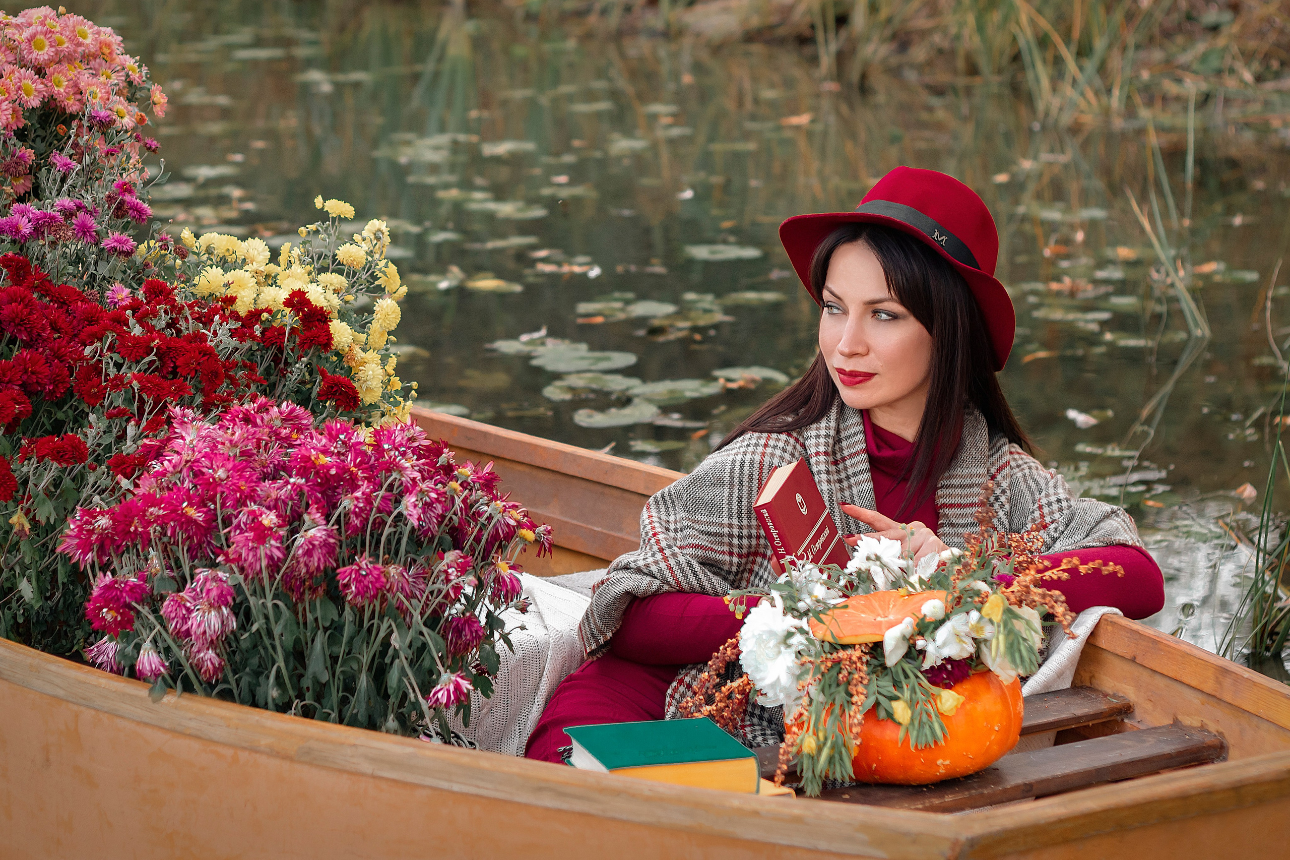 Лодка с хризантемами. Фотограф Ольга Бобб Нижний Новгород