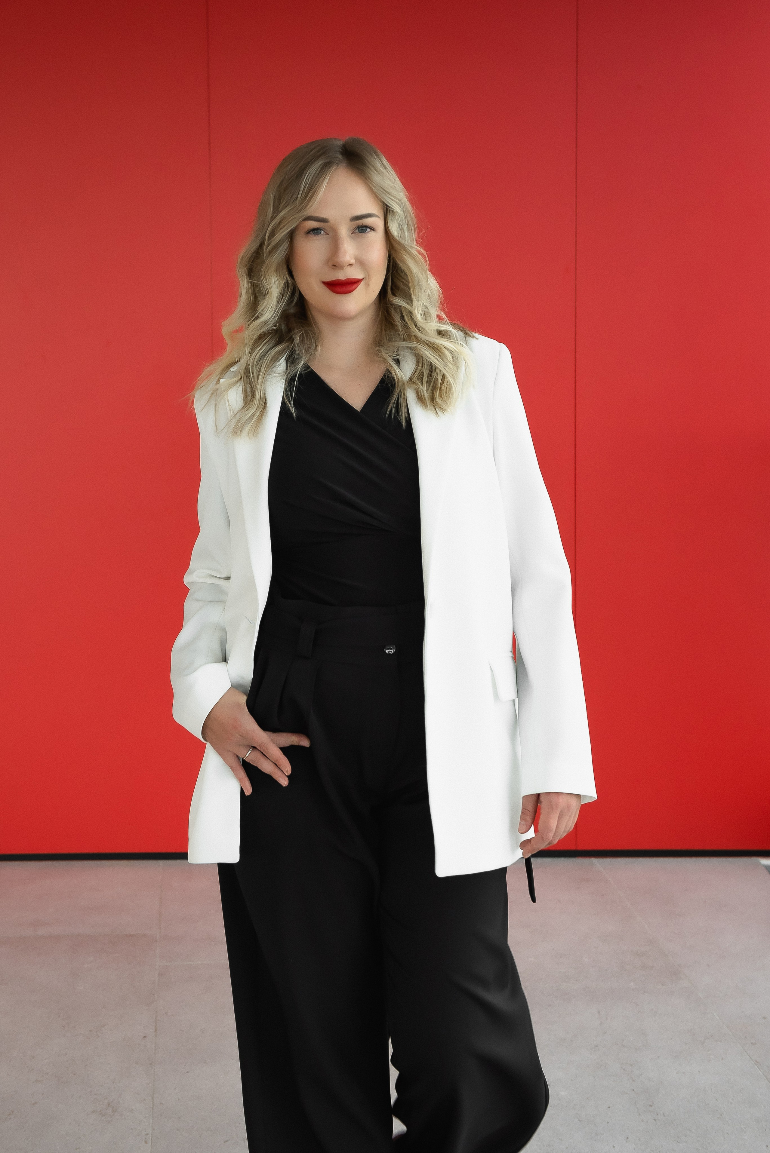 Портрет на красном фоне. КОНТЕНТ | БРЕНД фотограф Санкт-Петербург — Жанна Олтаржевская