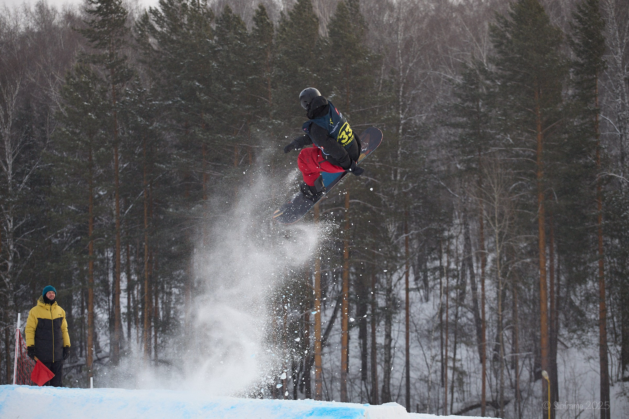 Сноубордист поднял шлейф снега в прыжке