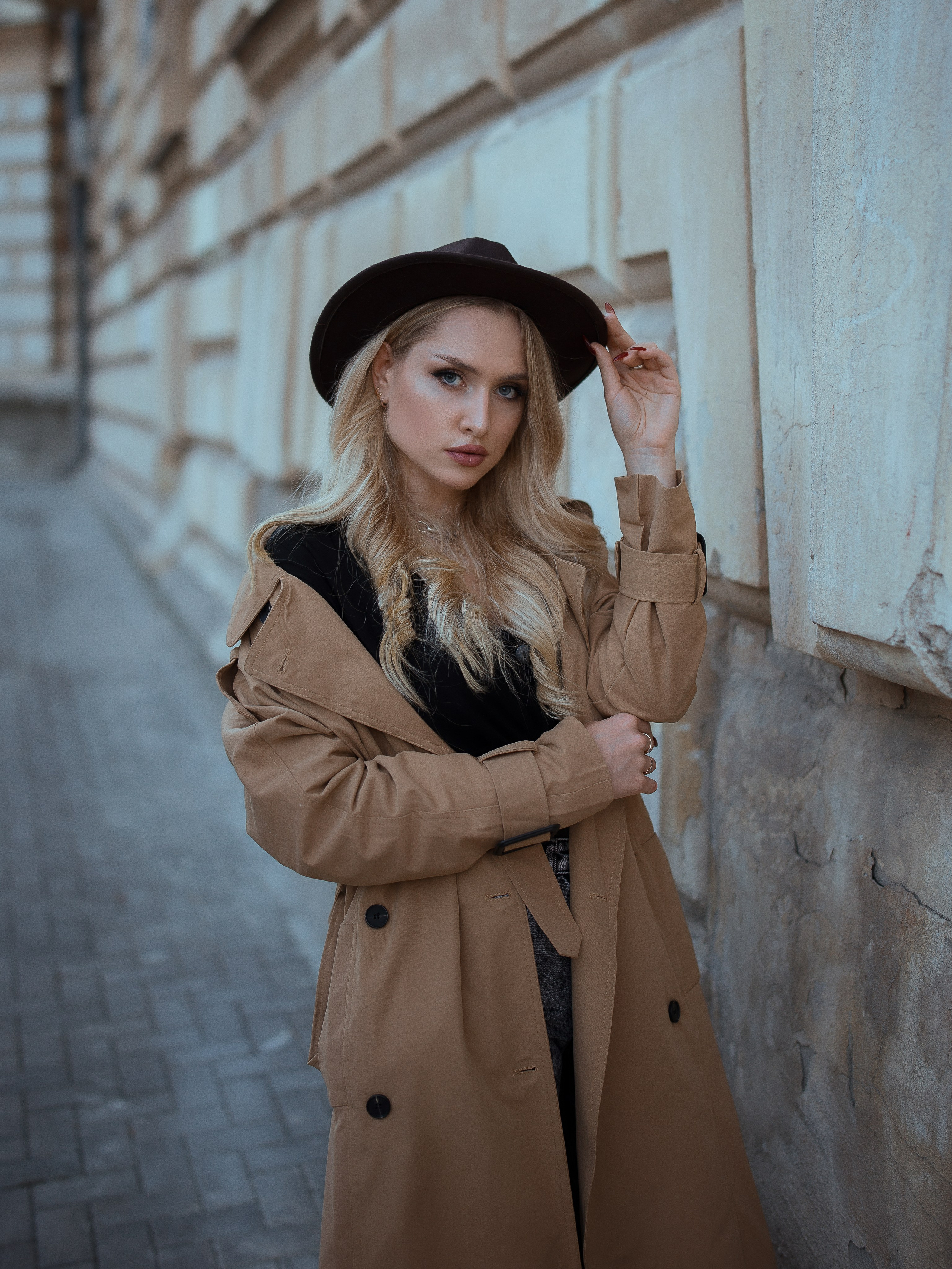Образ с тренчем в шляпе в аренду в Севастополе