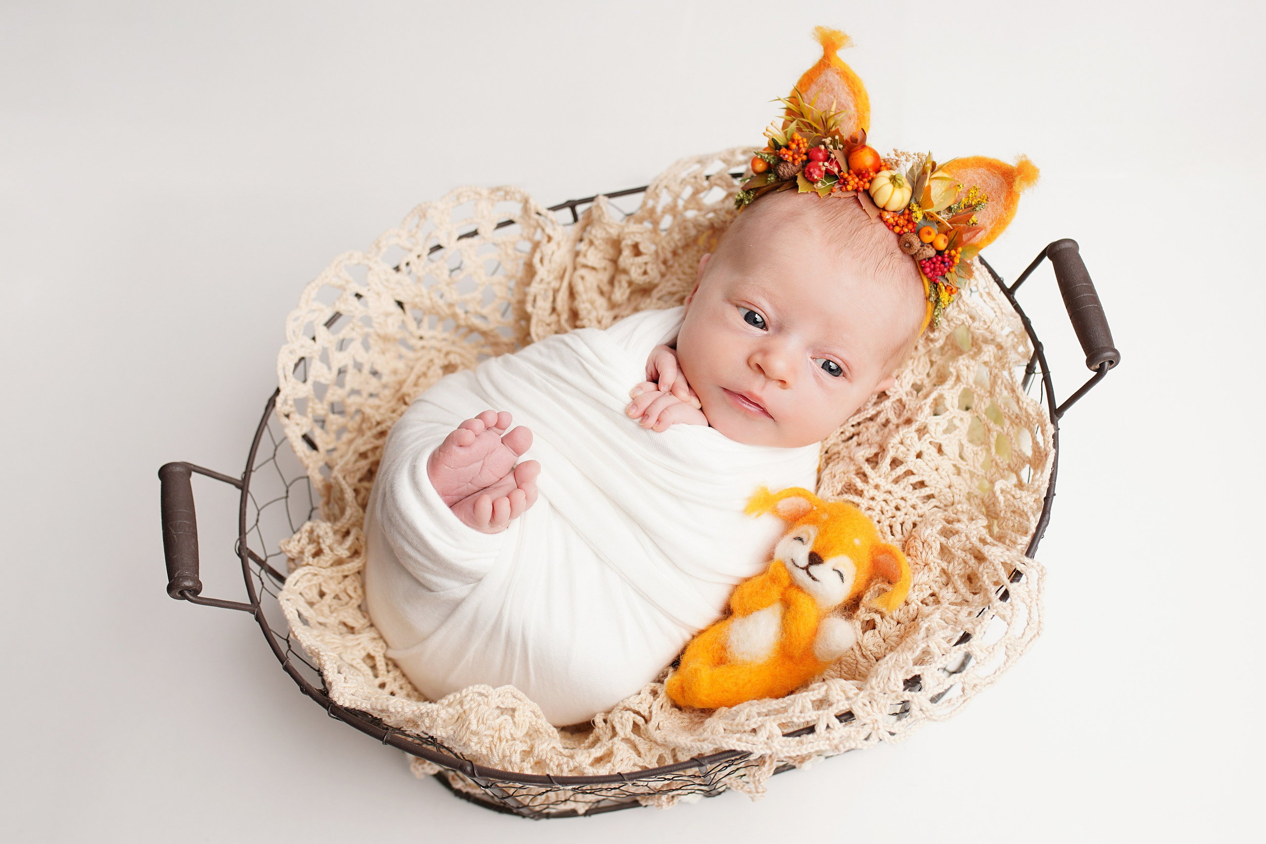 Фотосессия новорожденной девочки в образе белочки.