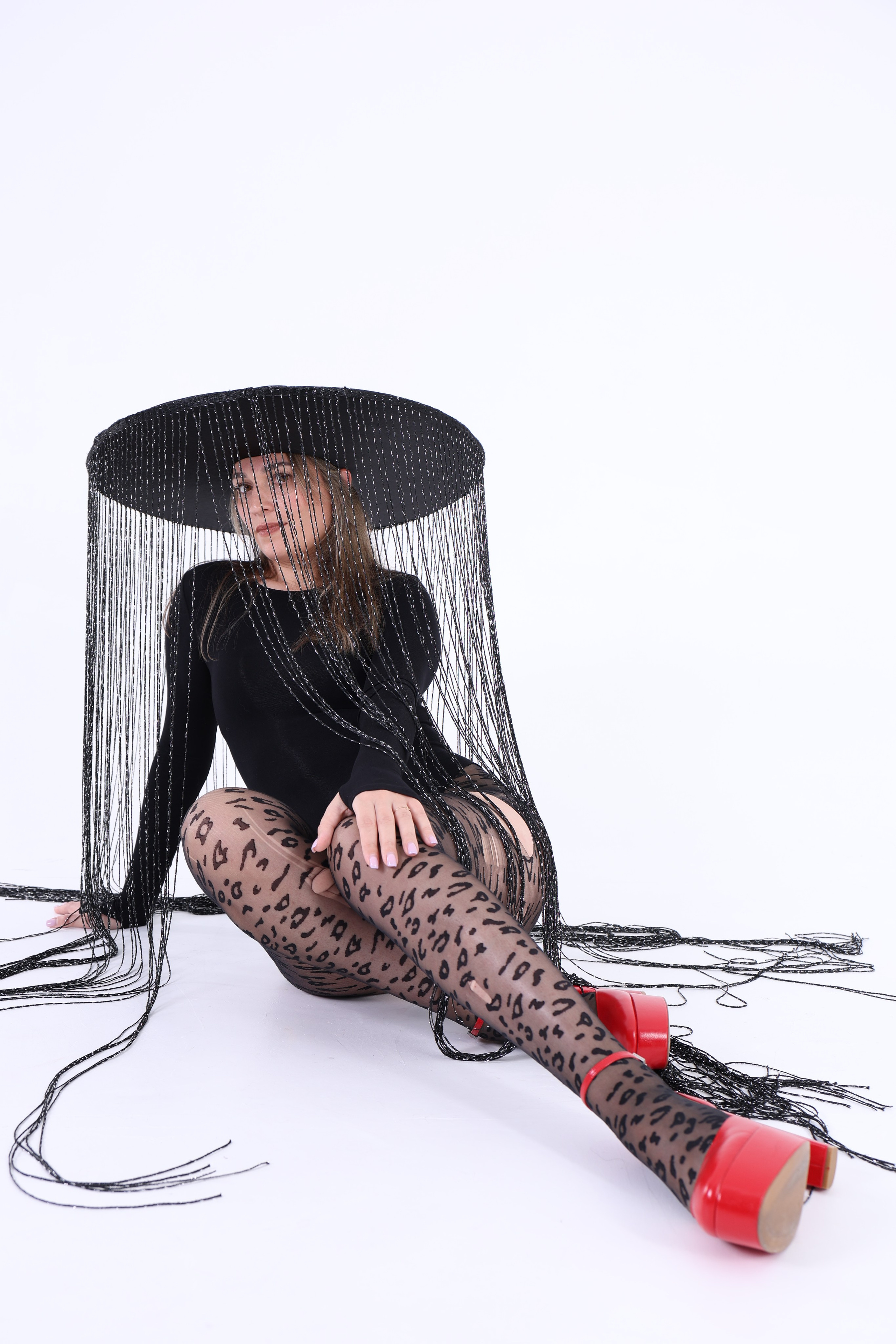 Фотосессия в шляпе с нитями. Фотостудия в Краснодаре