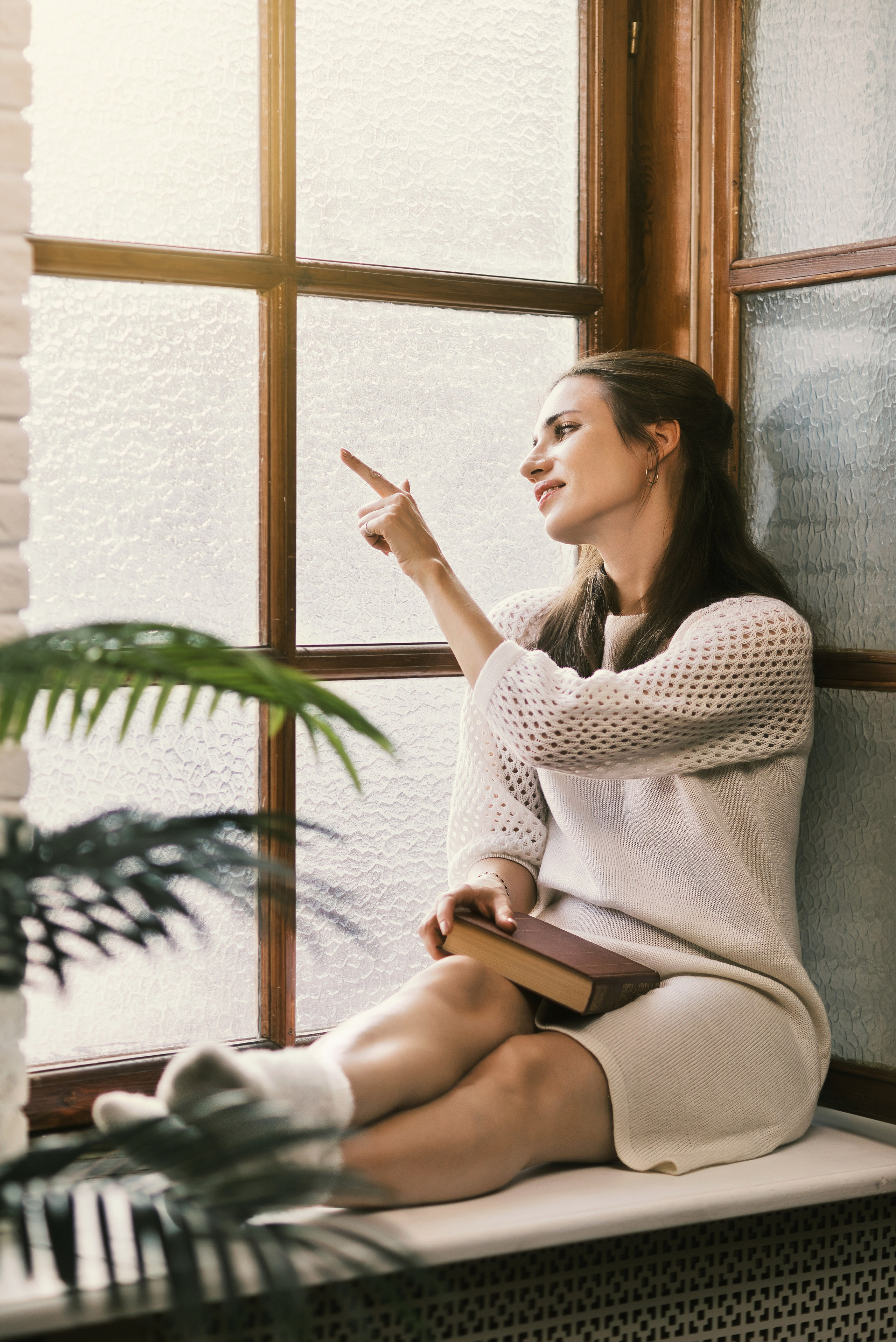 У окна. Фотограф Денис Кривопусков