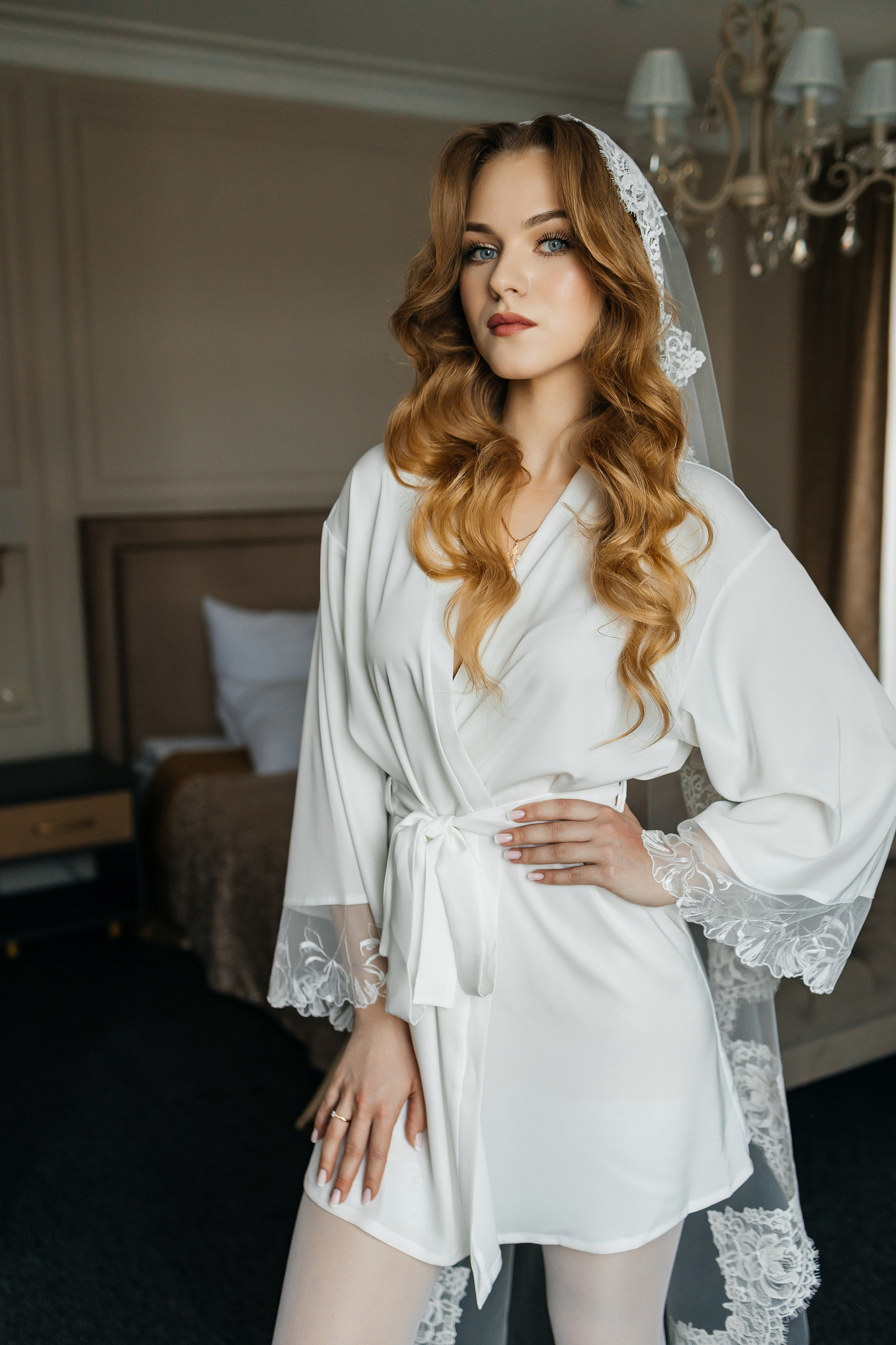 Роскошное утро пары в номере отеля. Олег Сверчков | Свадебный фотограф Вологда