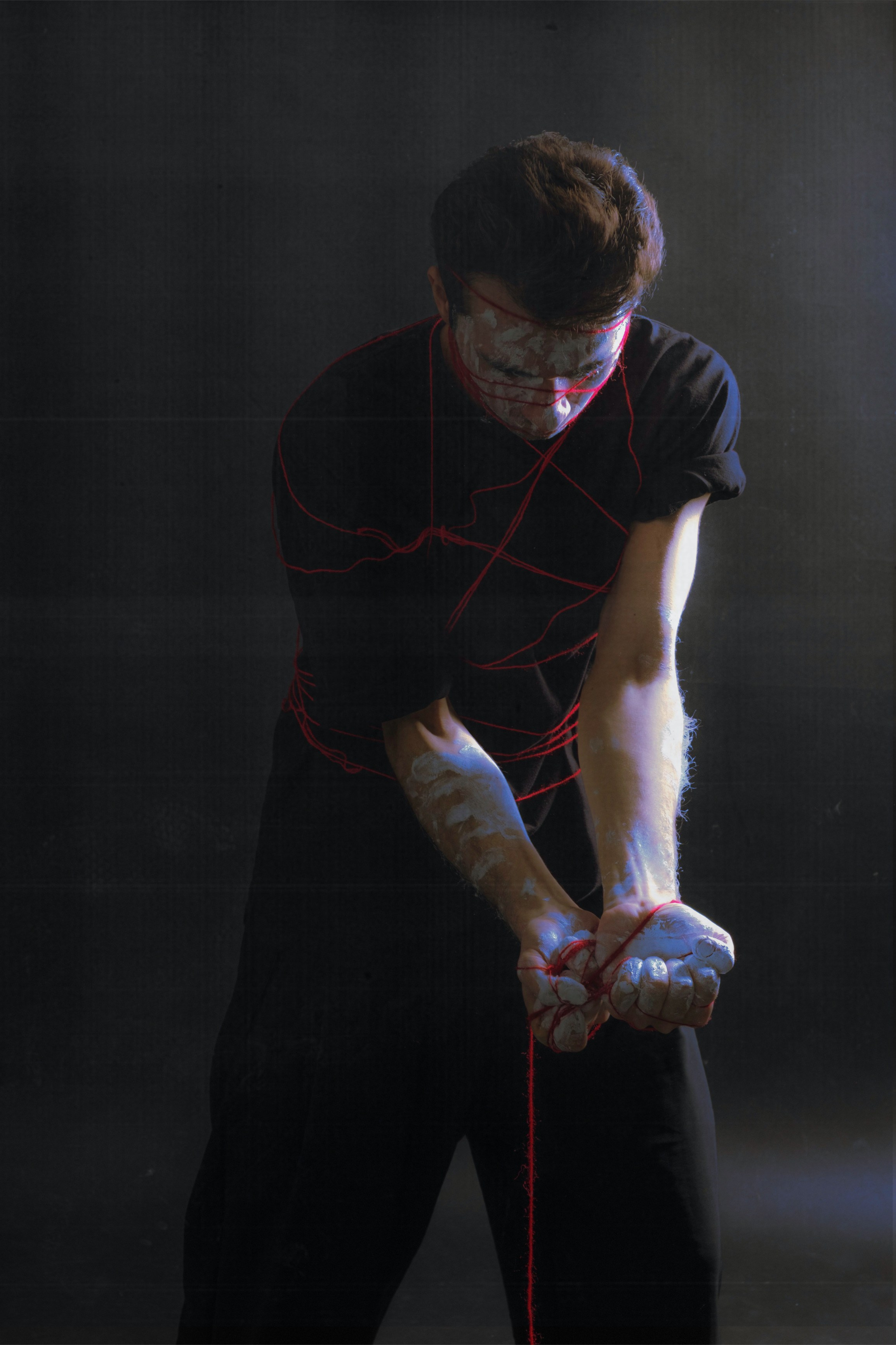 Эмоции. Краска и красные нити. Мари — фотограф и видеограф из Москвы