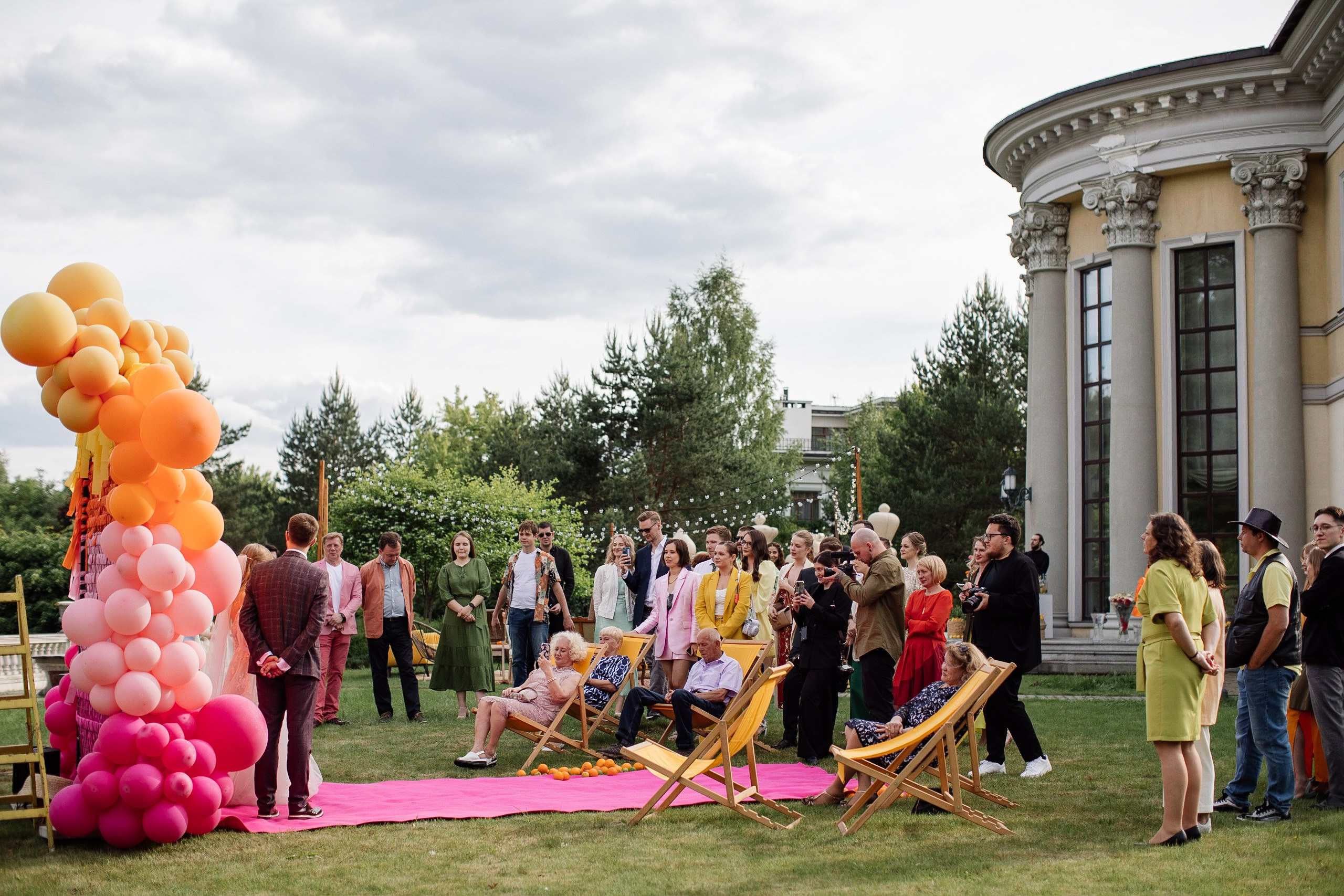 HOLDING_OUT_OF_THE_HERO. Wedding photographer in Europe