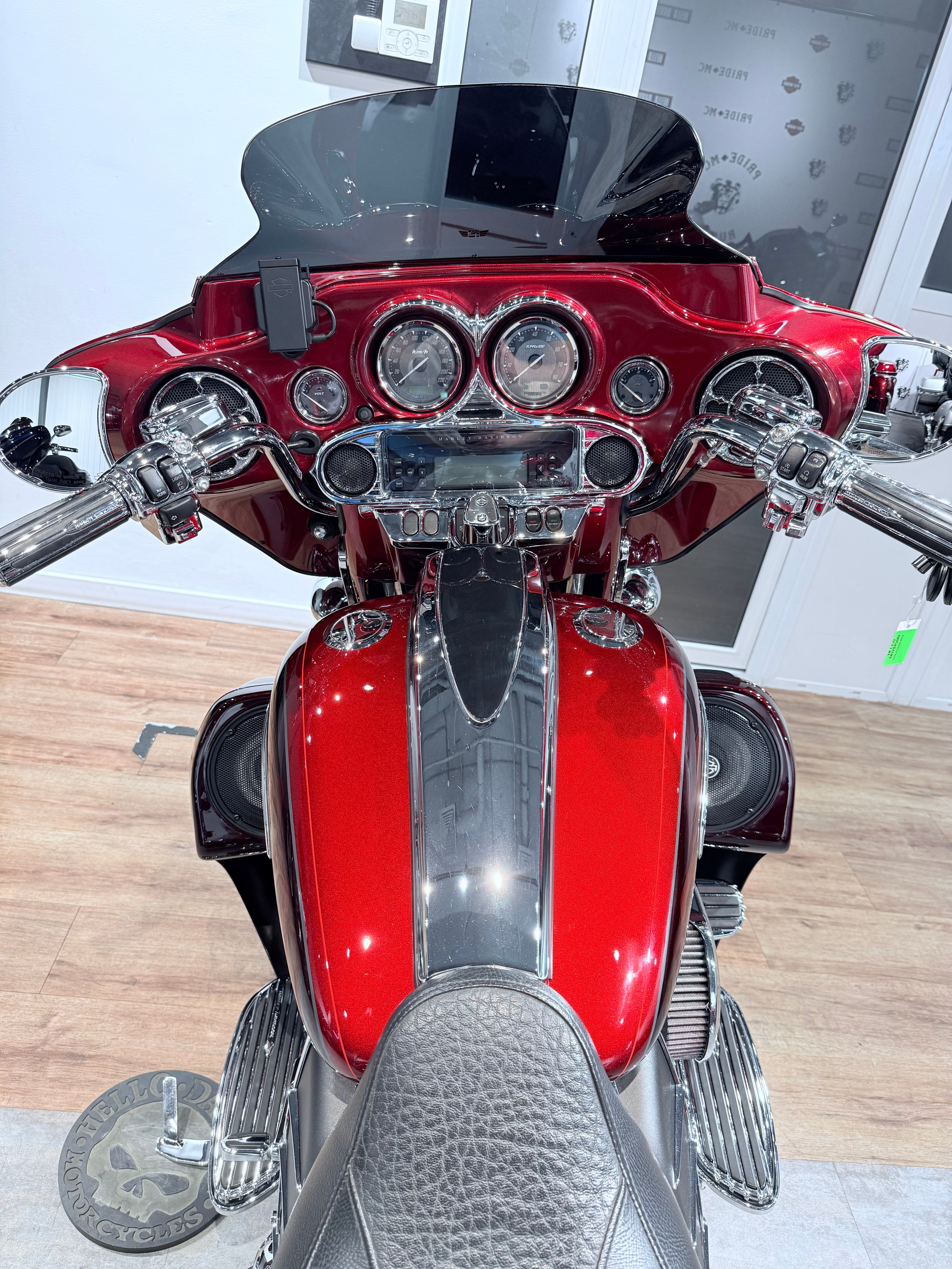 CVO Street Glide (Ruby Red). Hello Davidson, Москва. Только хорошие мотоциклы…