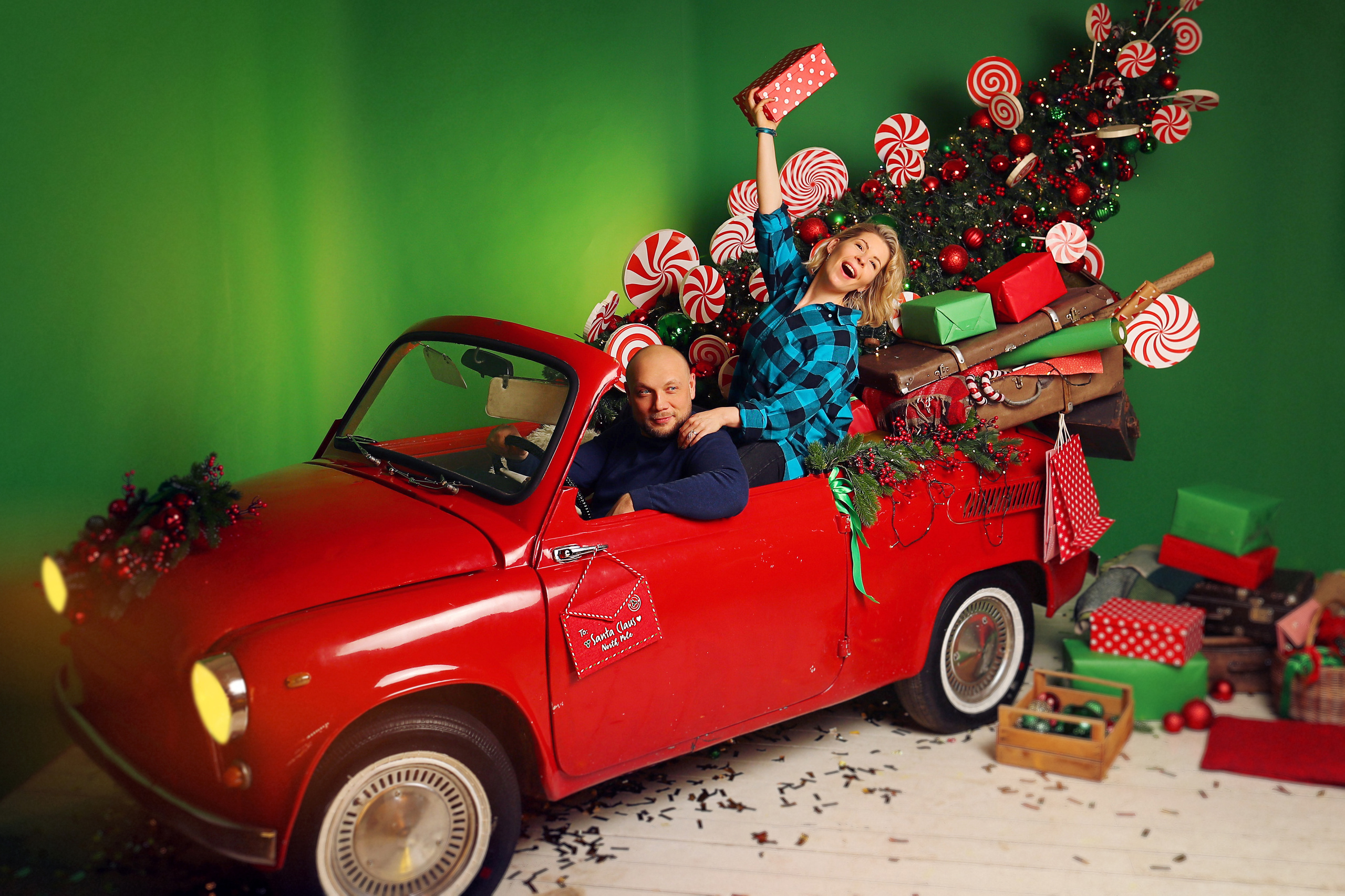 Новогодняя фотосессия с красной машиной.