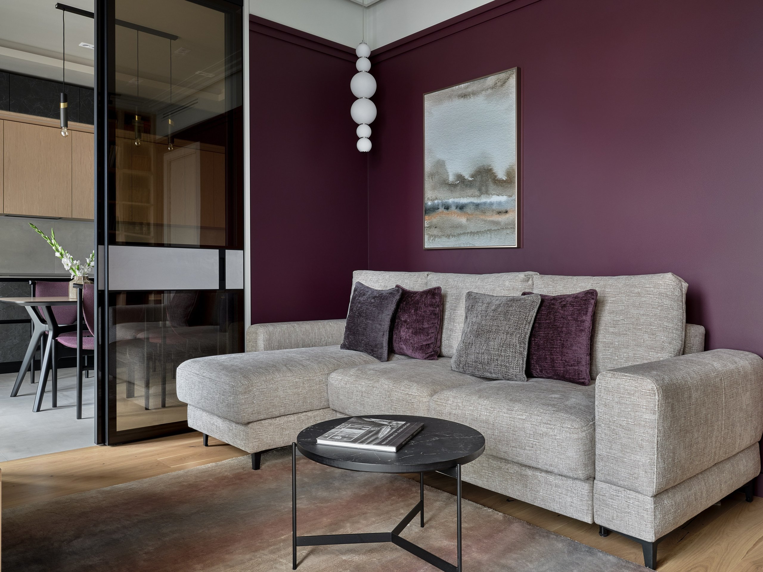 Светлое дерево и фиолетовые акценты. Фотограф Наталья Вершинина