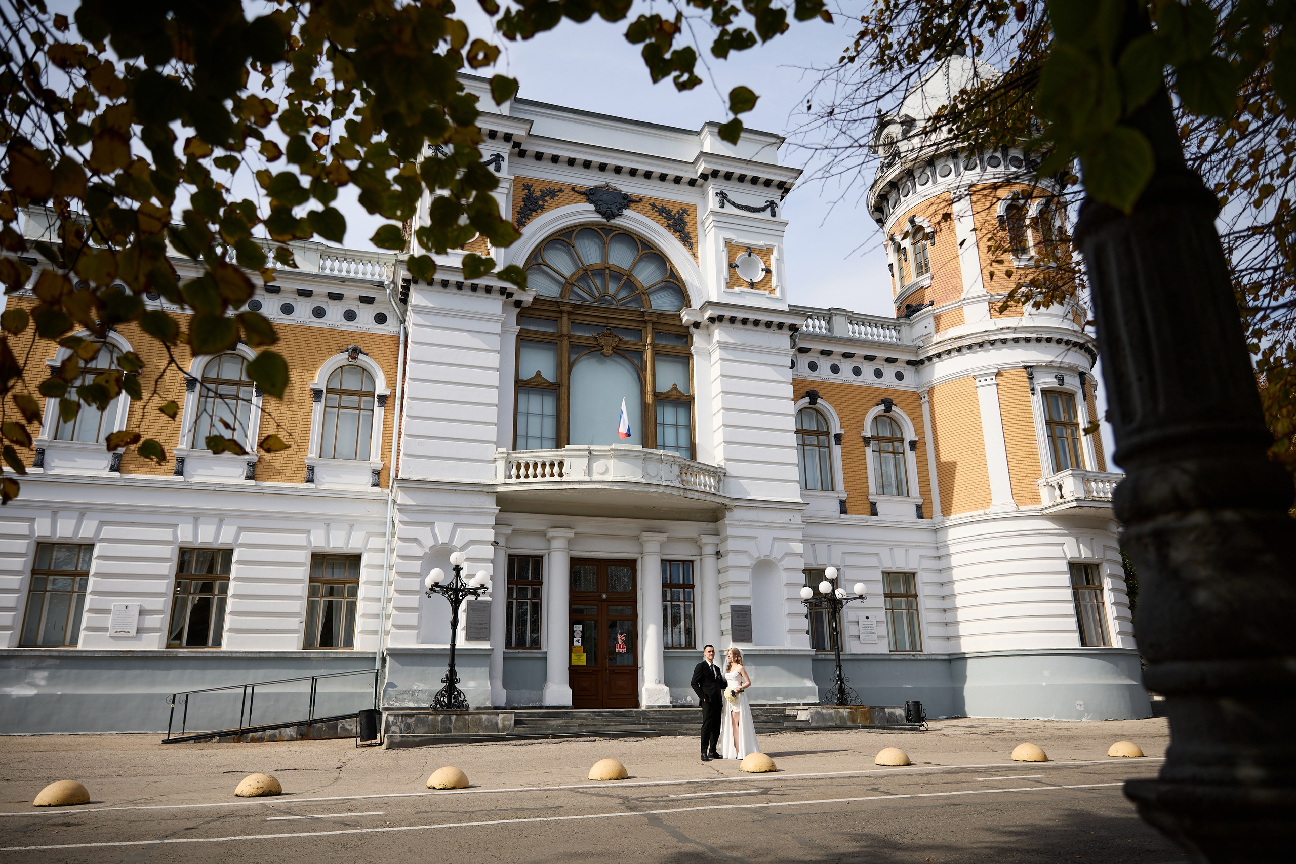 Свадебная фотосессия Анны и Никиты у входа в Краеведческий музей Ульяновска. Фотограф Орешина Елена