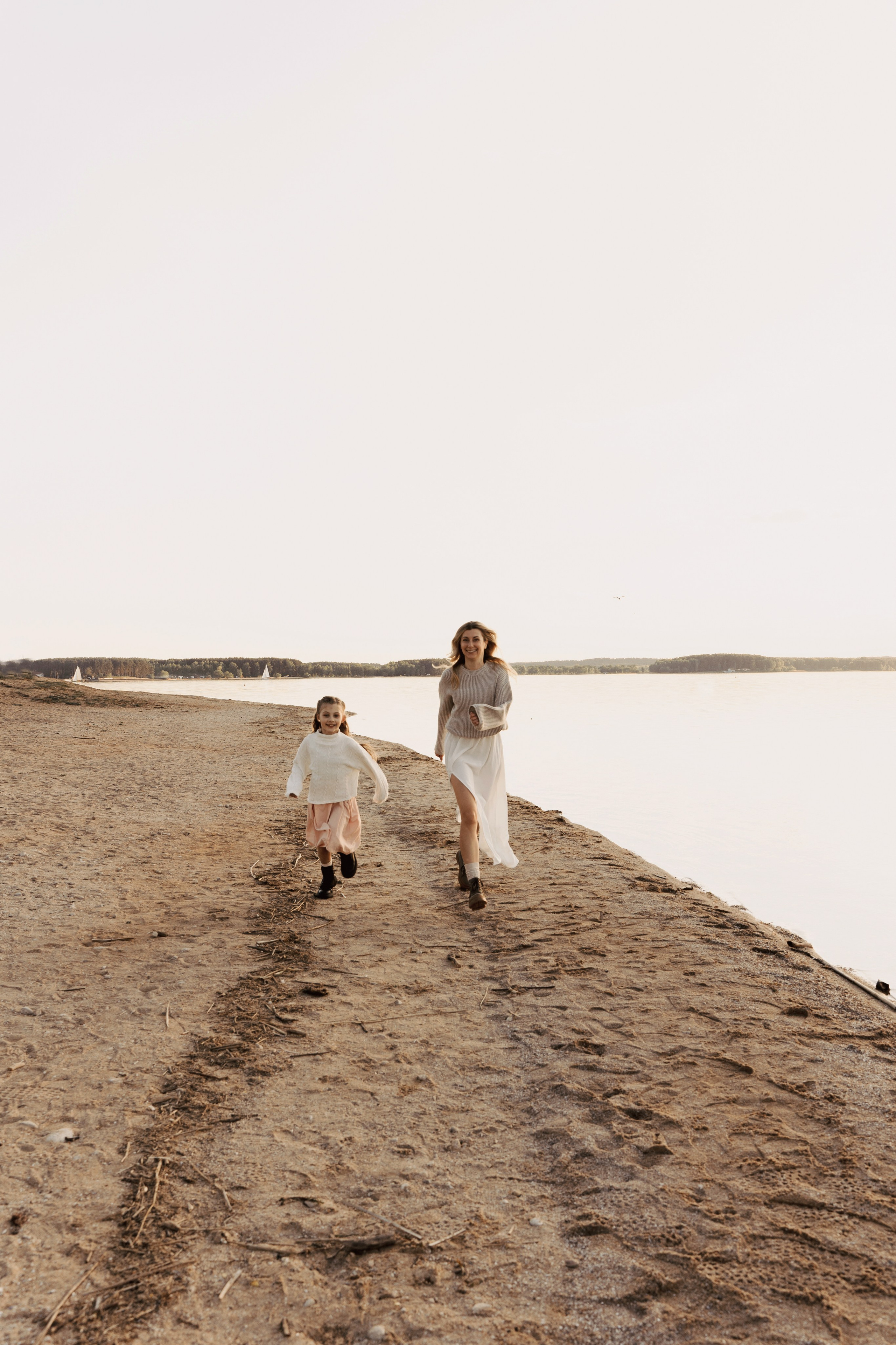 Весеннее тепло семьи на берегу Минского моря. Ваш семейный фотограф в Минске — Вика Трегубова