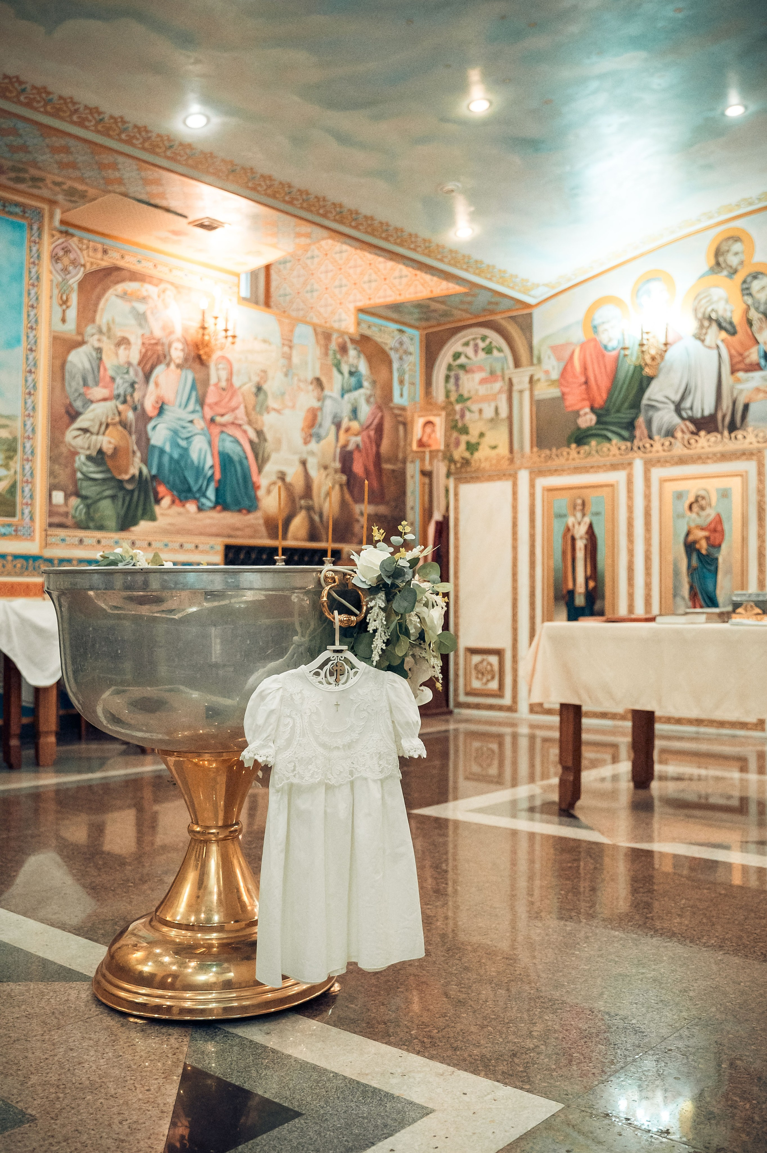 Крупный план: момент крещения Евы, храм Александра Невского, Краснодар. Фотограф Людмила Абрамова