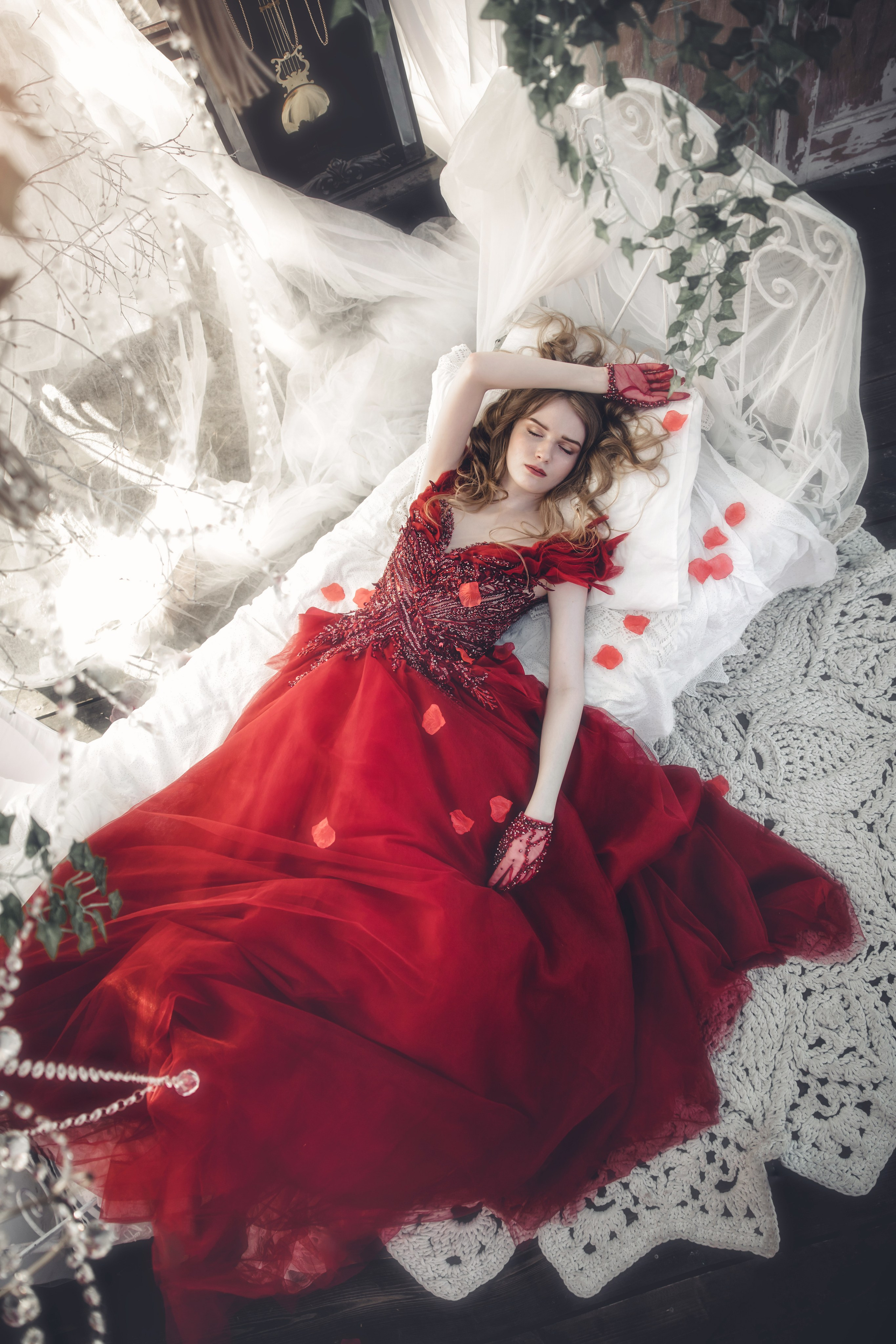 Сказочная фотосессия косплей арт красное платье девушка. Фотограф в Москве Мухина Ирина