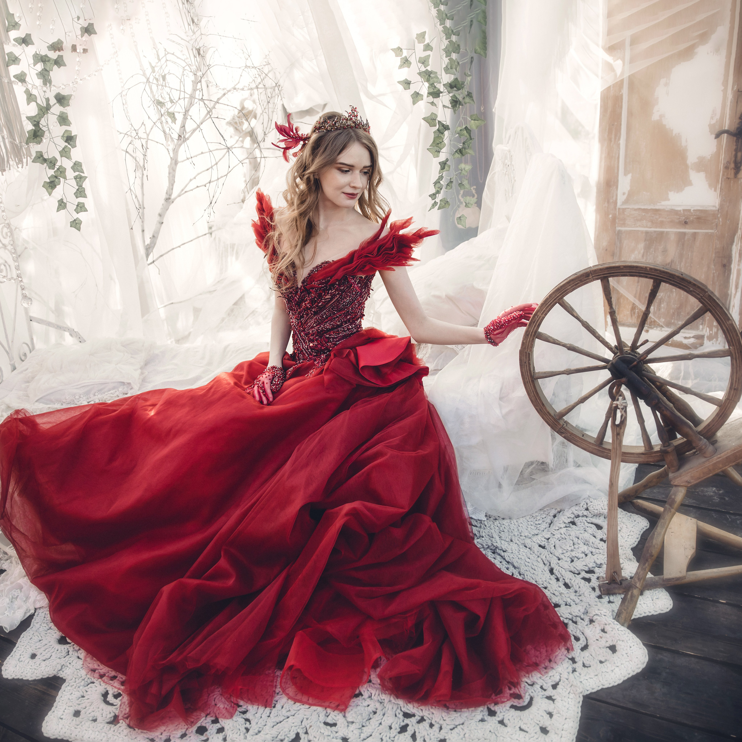 Сказочная фотосессия косплей арт красное платье девушка. Фотограф в Москве Мухина Ирина