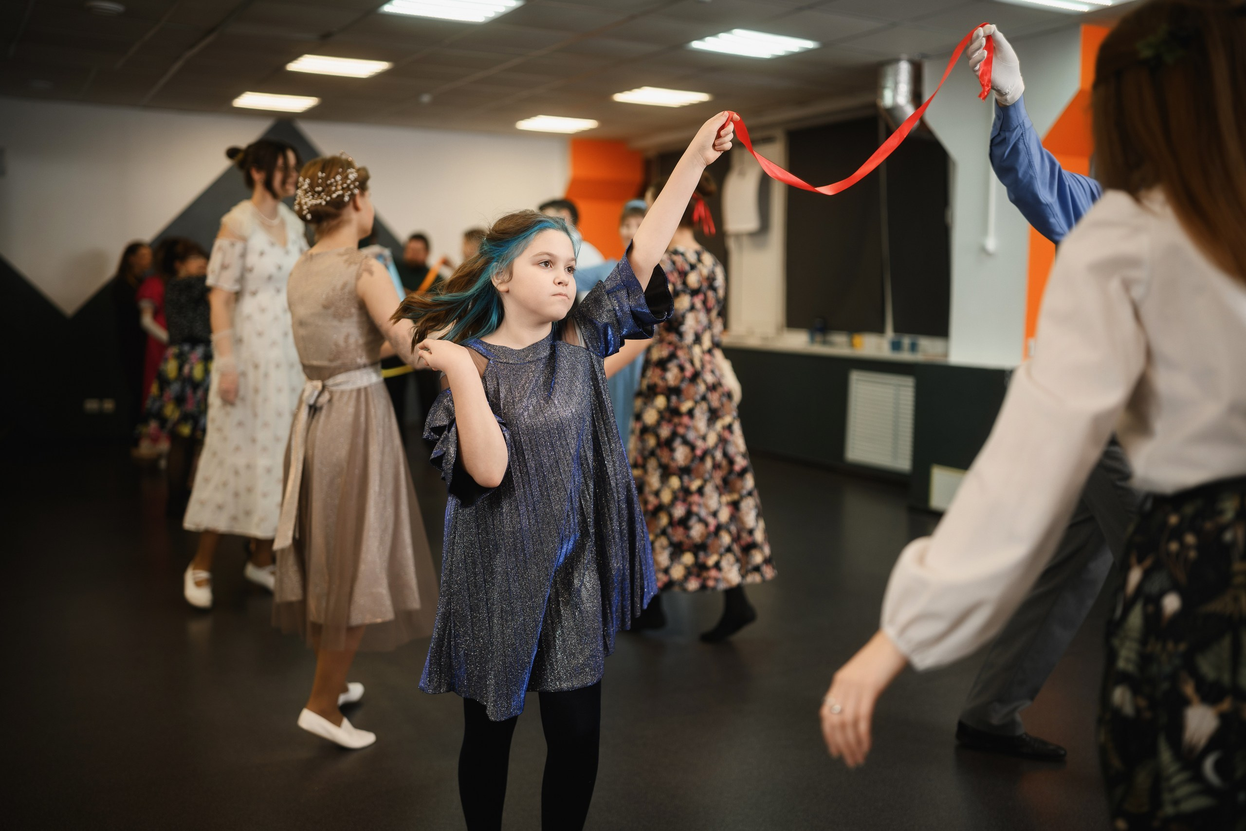 Групповое занятие по фольклорным танцам в танцевальной студии. Фотосъёмка танцевального занятия и обучения народным танцам