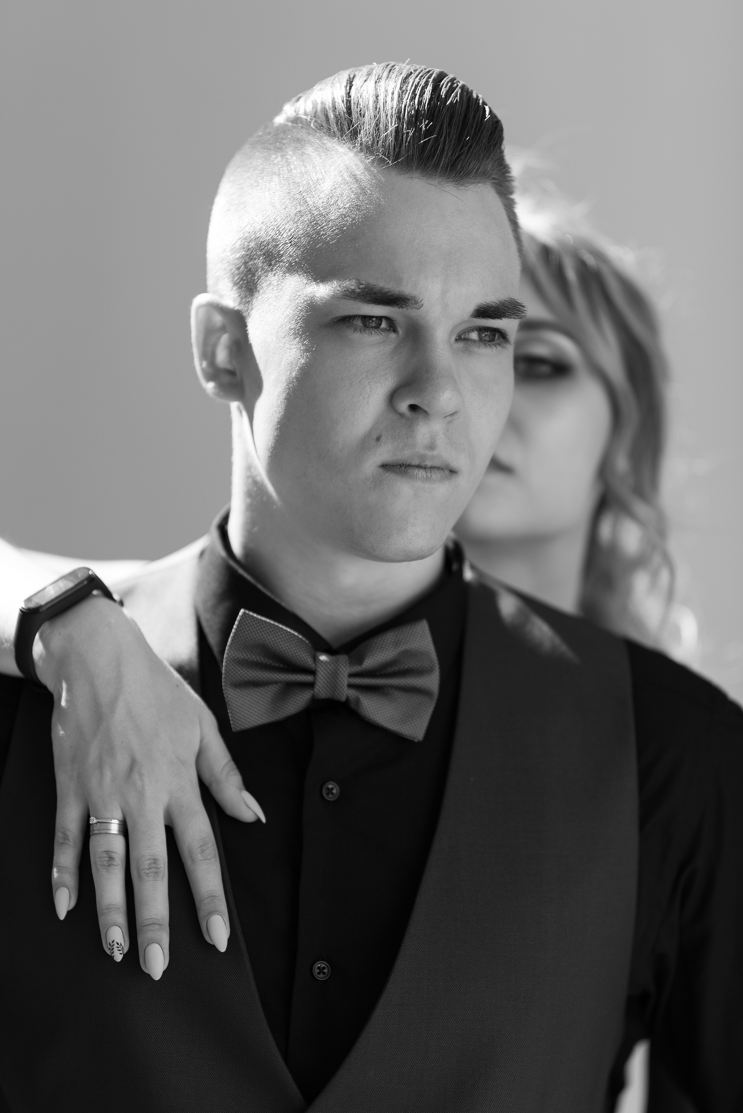 Стильный портрет парня, которого обнимает невеста.