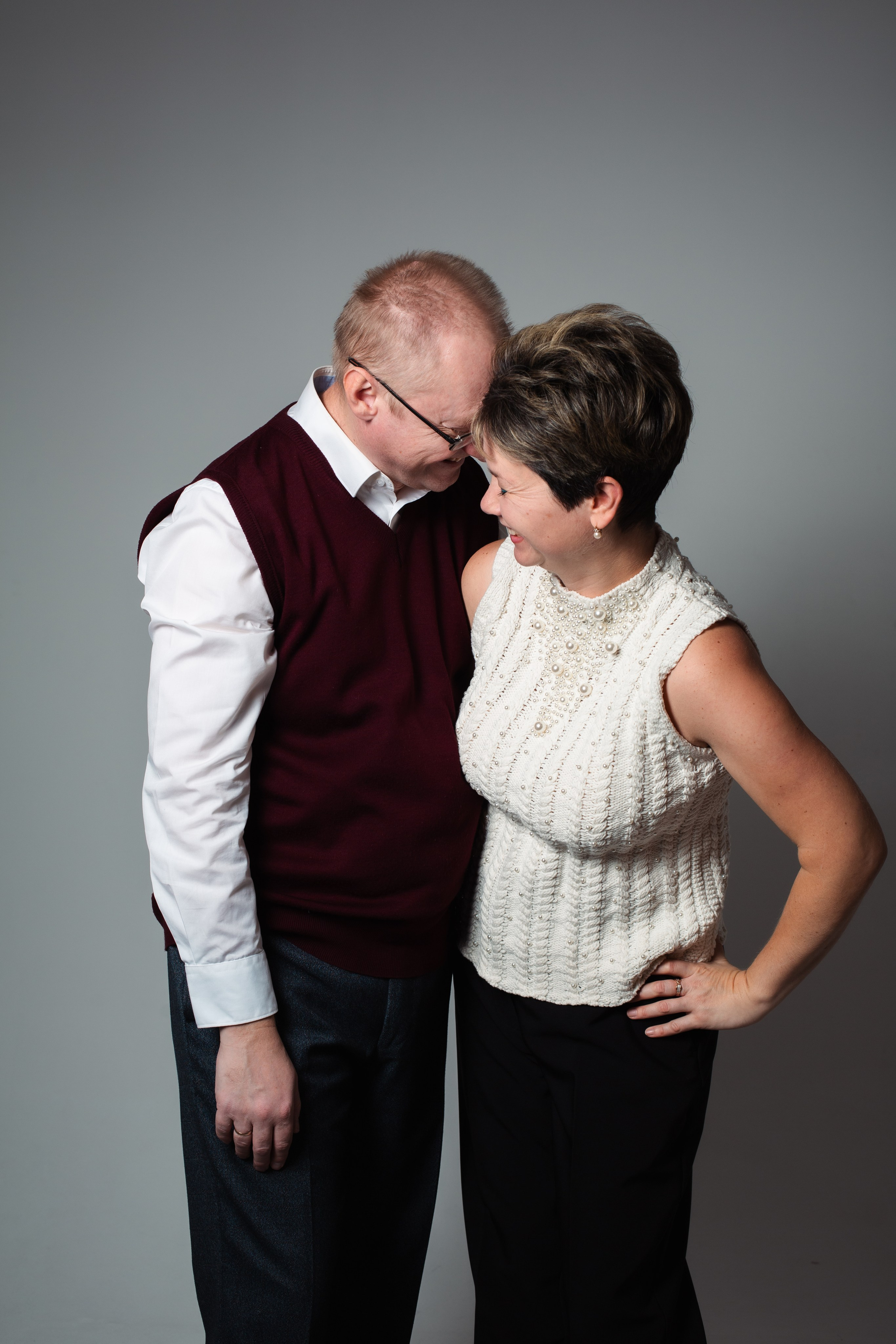 Евгений и Ольга с детьми. Фотограф Julia Milton | Портреты, съемки для маркетплейсов, лавстори, съёмка беременности в Санкт-Петербурге. Обучение фотографии в Спб очно