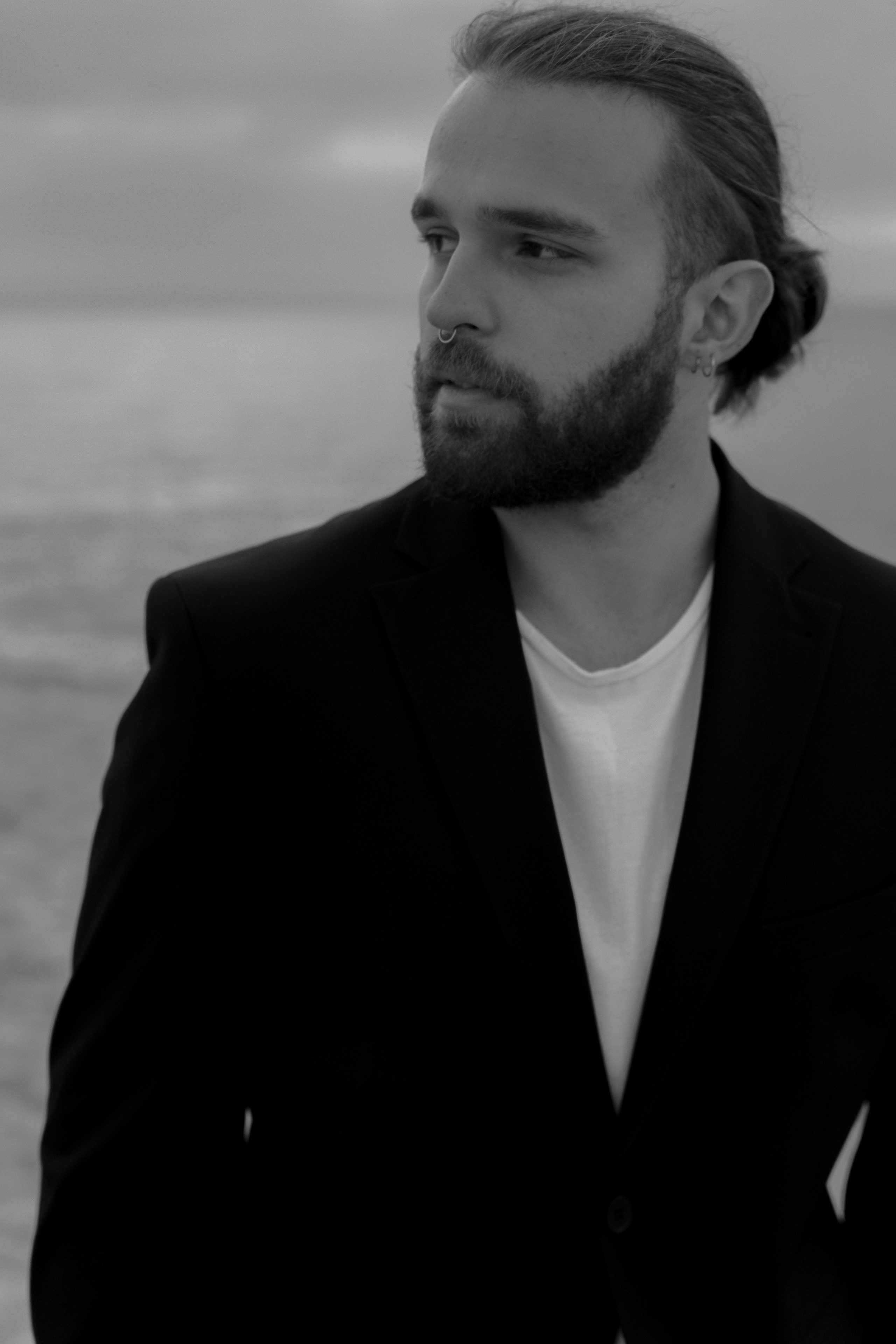 Выездная регистрация на море с белыми розами. Свадебный фотограф Калининград