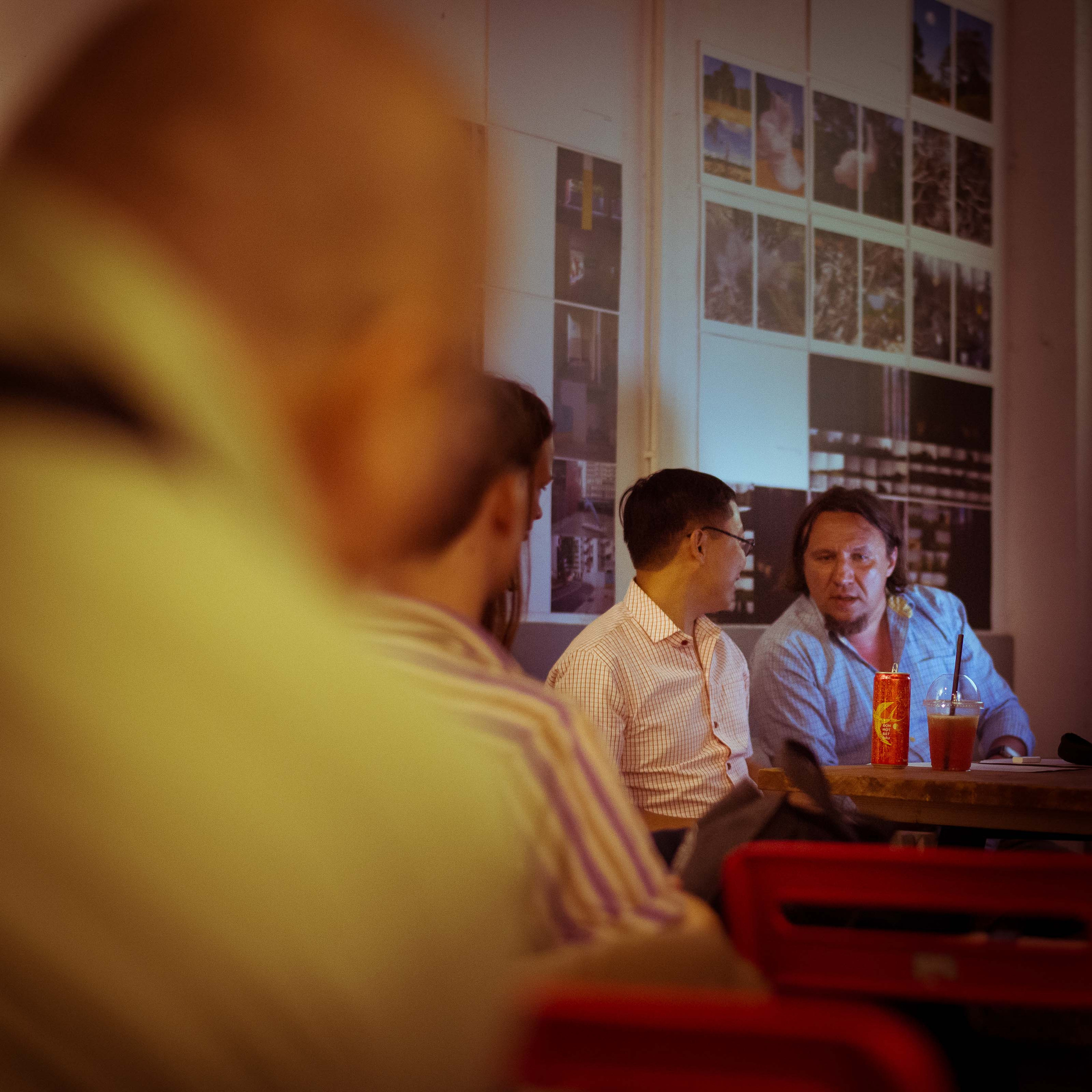 Фотограф Сергей Медведчиков в Сайгоне с выставкой '17. Юлия Розанова, коммерческий фоторепортаж в Москве