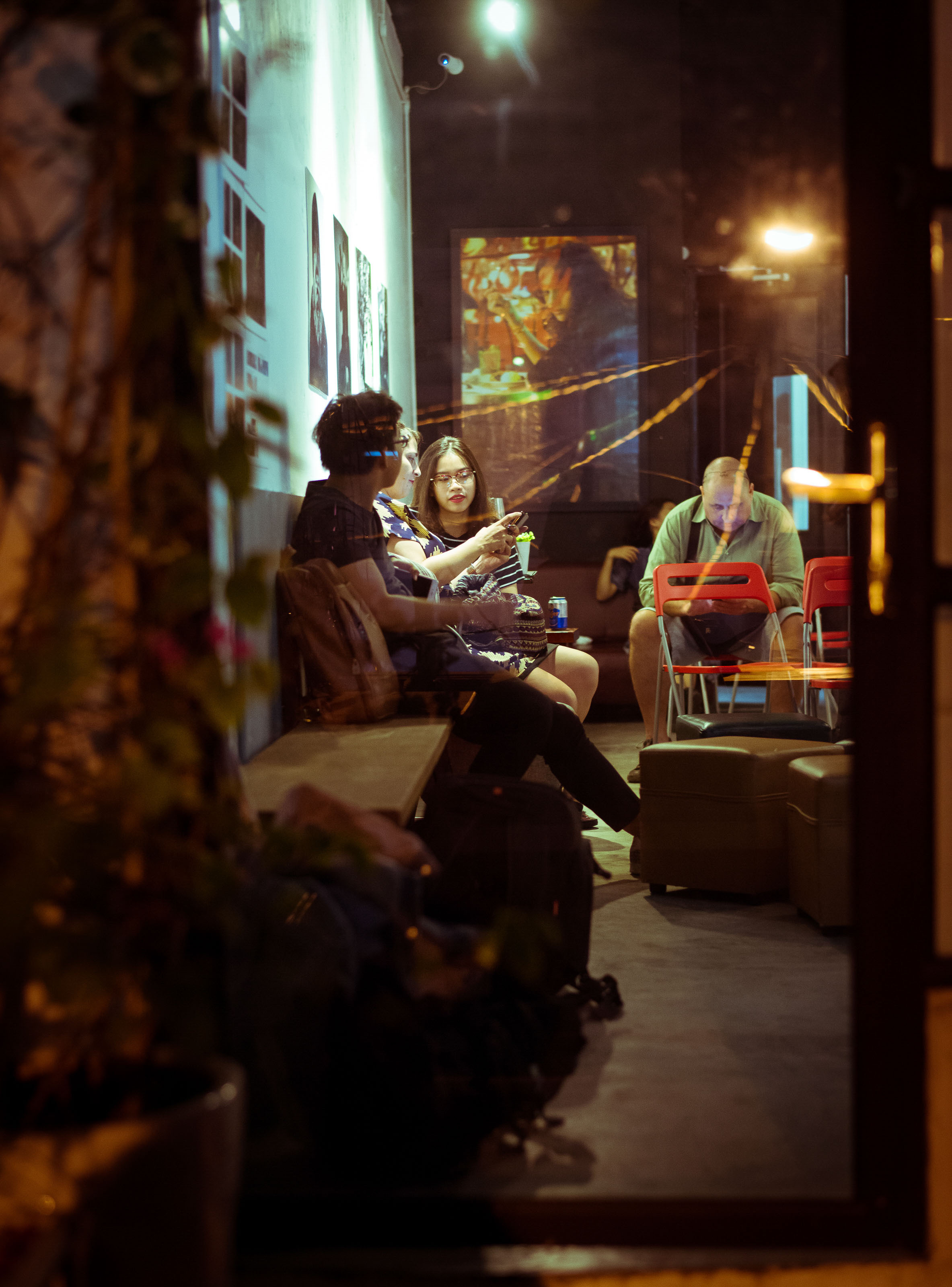 Фотограф Сергей Медведчиков в Сайгоне с выставкой '17. Юлия Розанова, коммерческий фоторепортаж в Москве