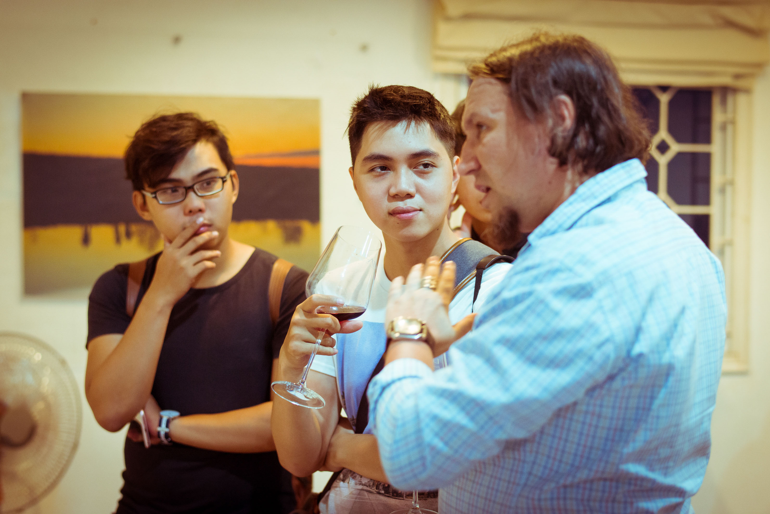 Фотограф Сергей Медведчиков в Сайгоне с выставкой '17. Юлия Розанова, коммерческий фоторепортаж в Москве