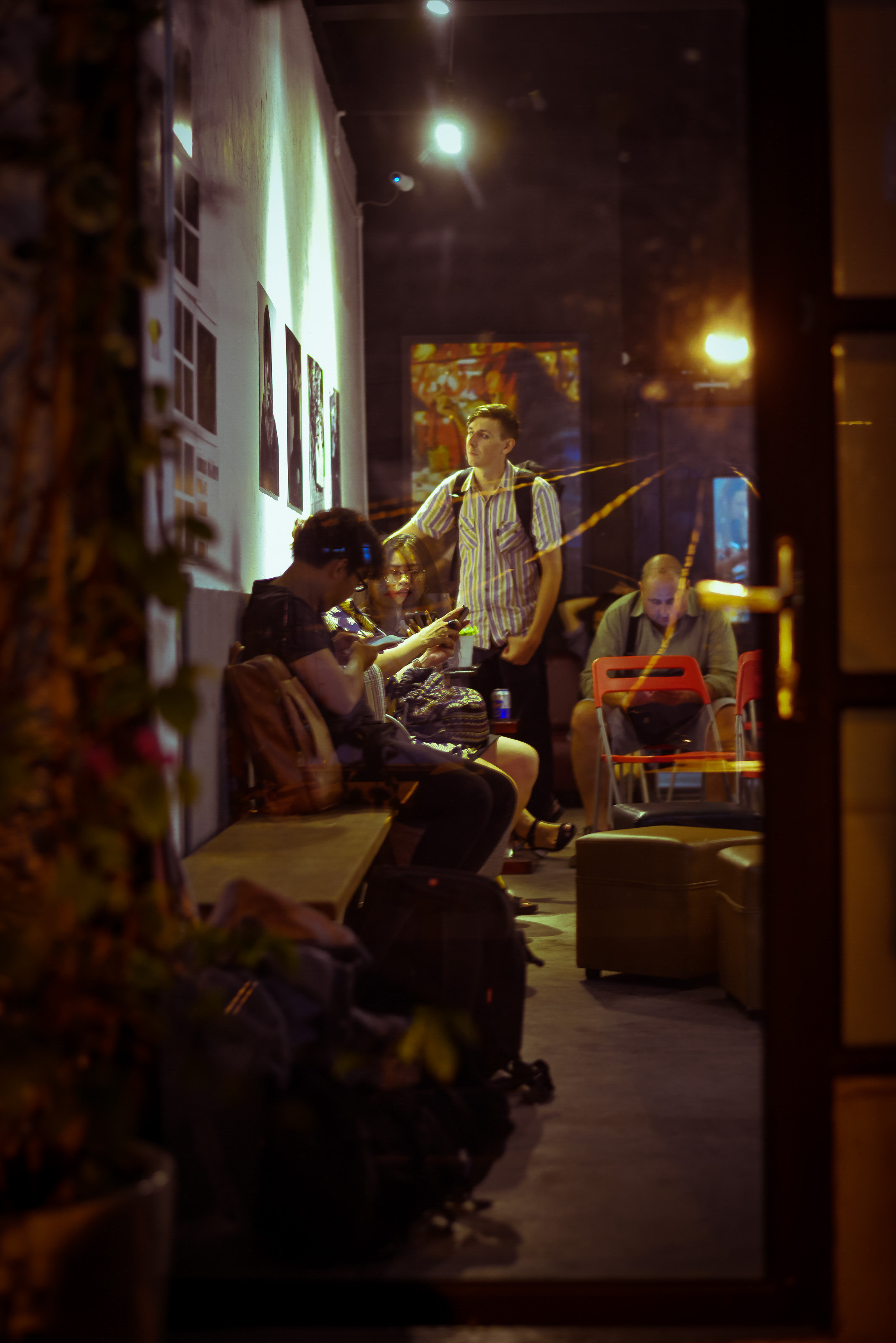 Фотограф Сергей Медведчиков в Сайгоне с выставкой '17. Юлия Розанова, коммерческий фоторепортаж в Москве