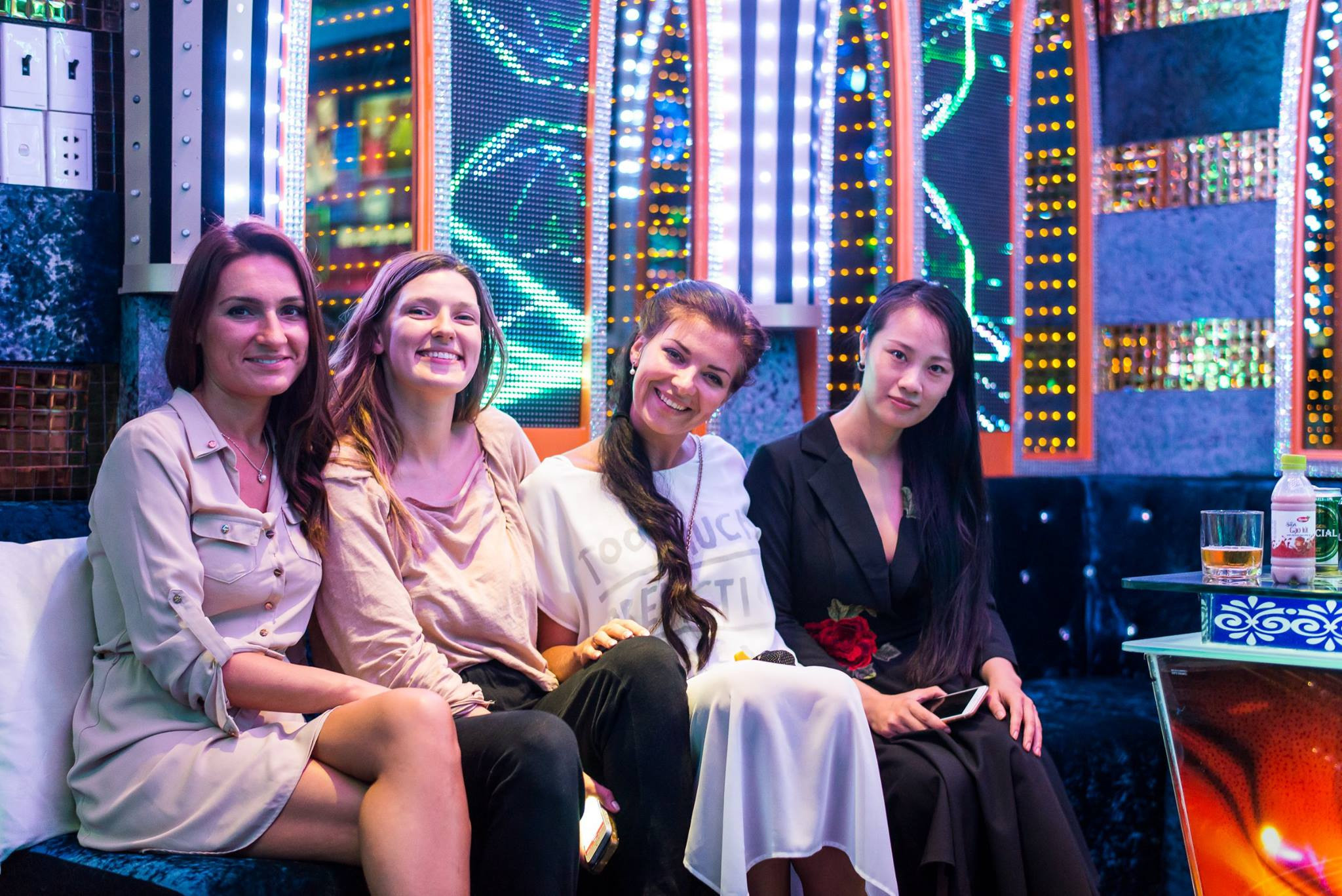 Караоке в Сайгоне '17. Юлия Розанова, коммерческий фоторепортаж в Москве