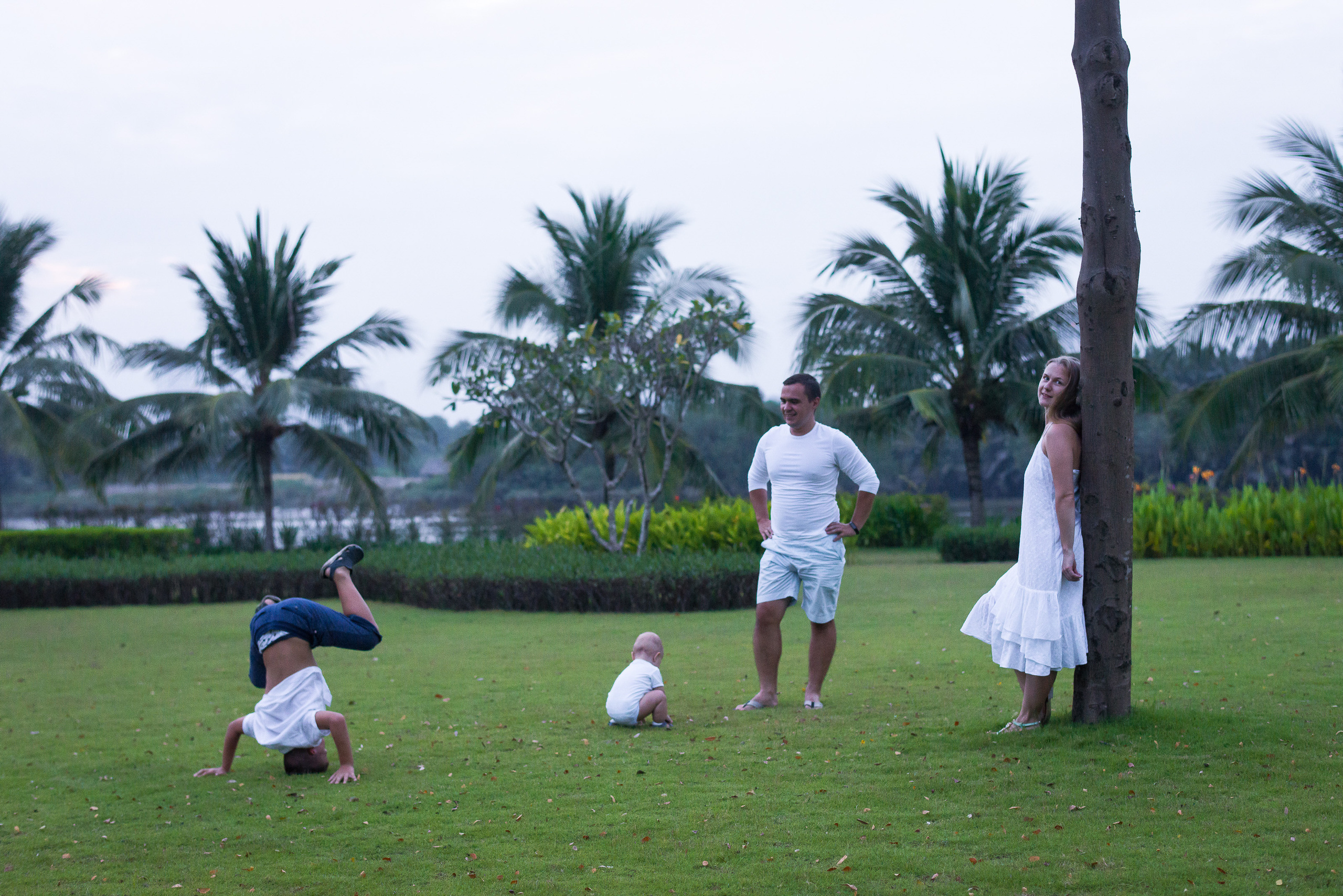 Миша и Лена, Артем 1 год. Вьетнам. Юлия Розанова, коммерческий фоторепортаж в Москве