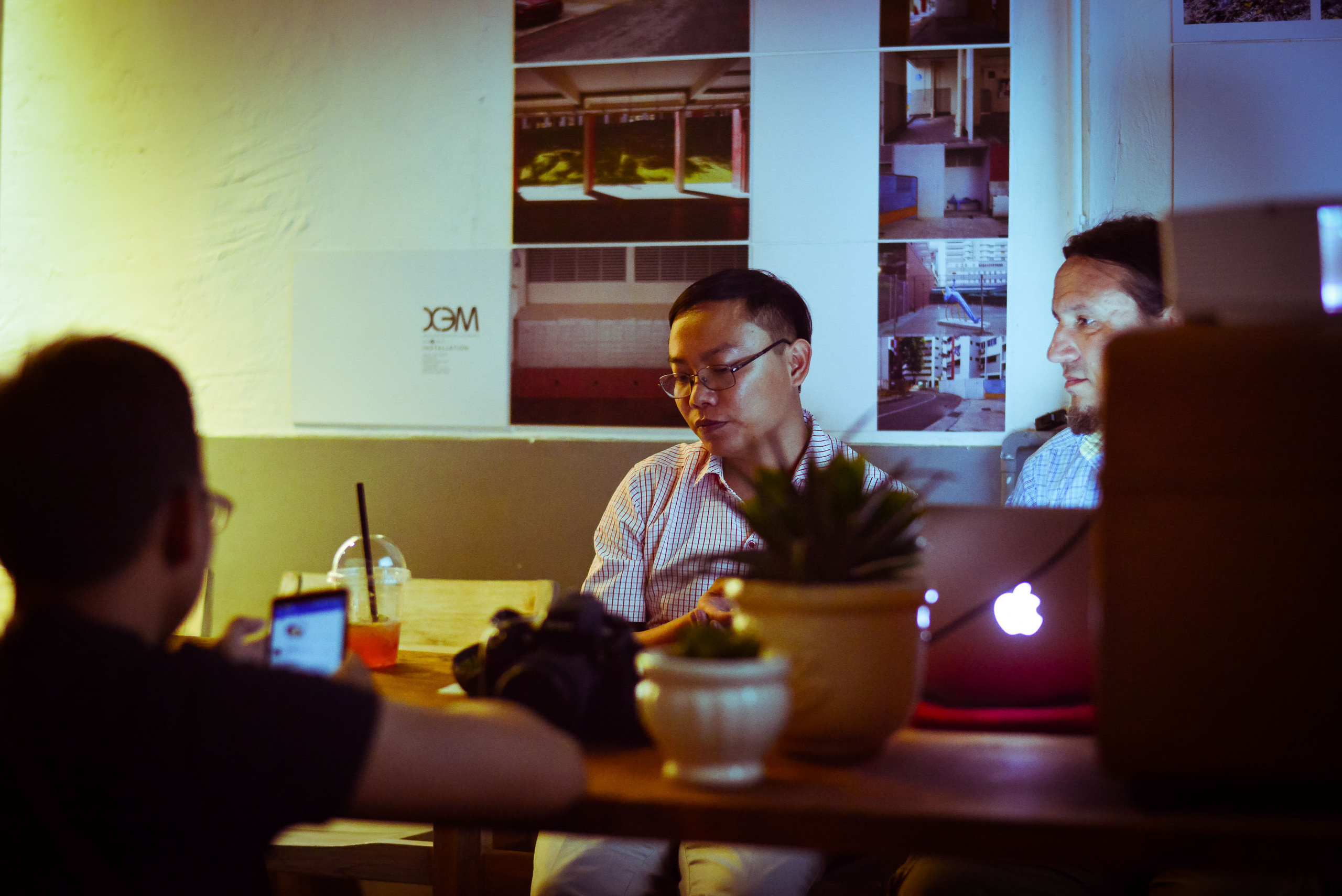 Фотограф Сергей Медведчиков в Сайгоне с выставкой '17. Юлия Розанова, коммерческий фоторепортаж в Москве