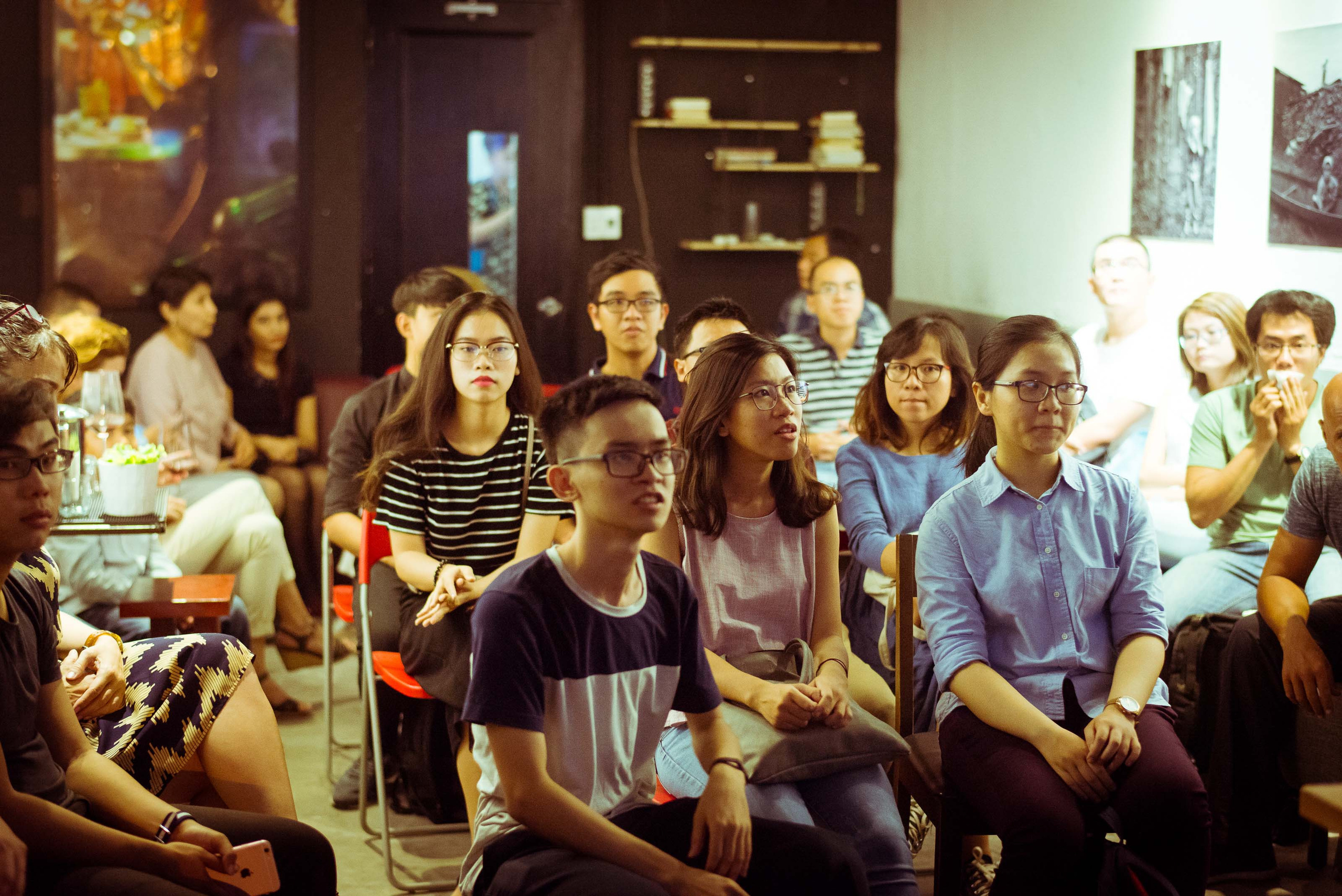 Фотограф Сергей Медведчиков в Сайгоне с выставкой '17. Юлия Розанова, коммерческий фоторепортаж в Москве