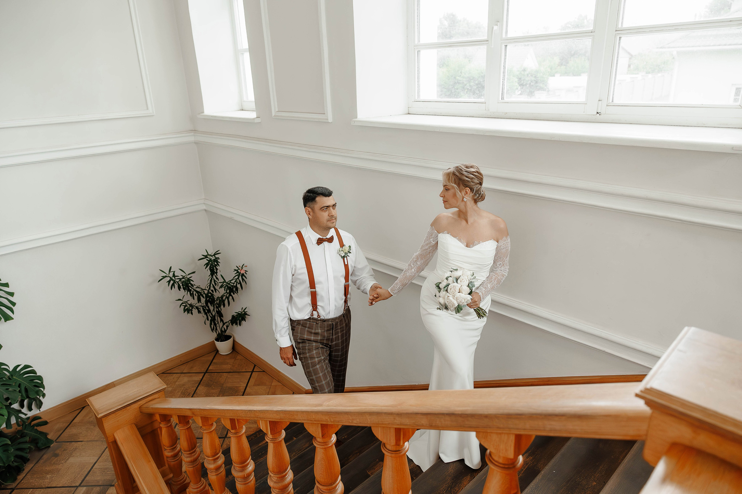 Жених и невеста поднимаются по лестнице в музее-усадьбе Дмитрия Веневитинова