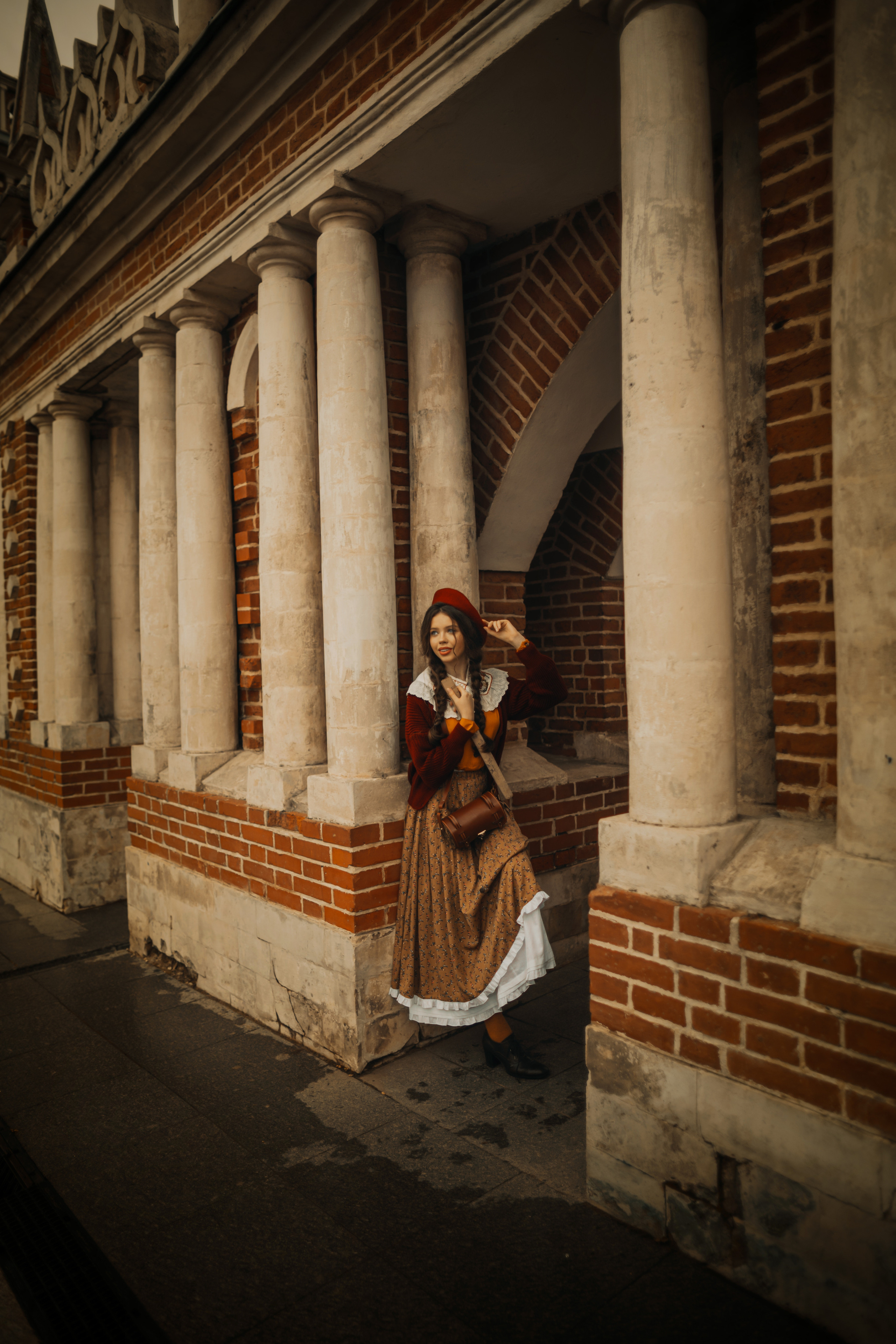 девушка в в винтажном образе 