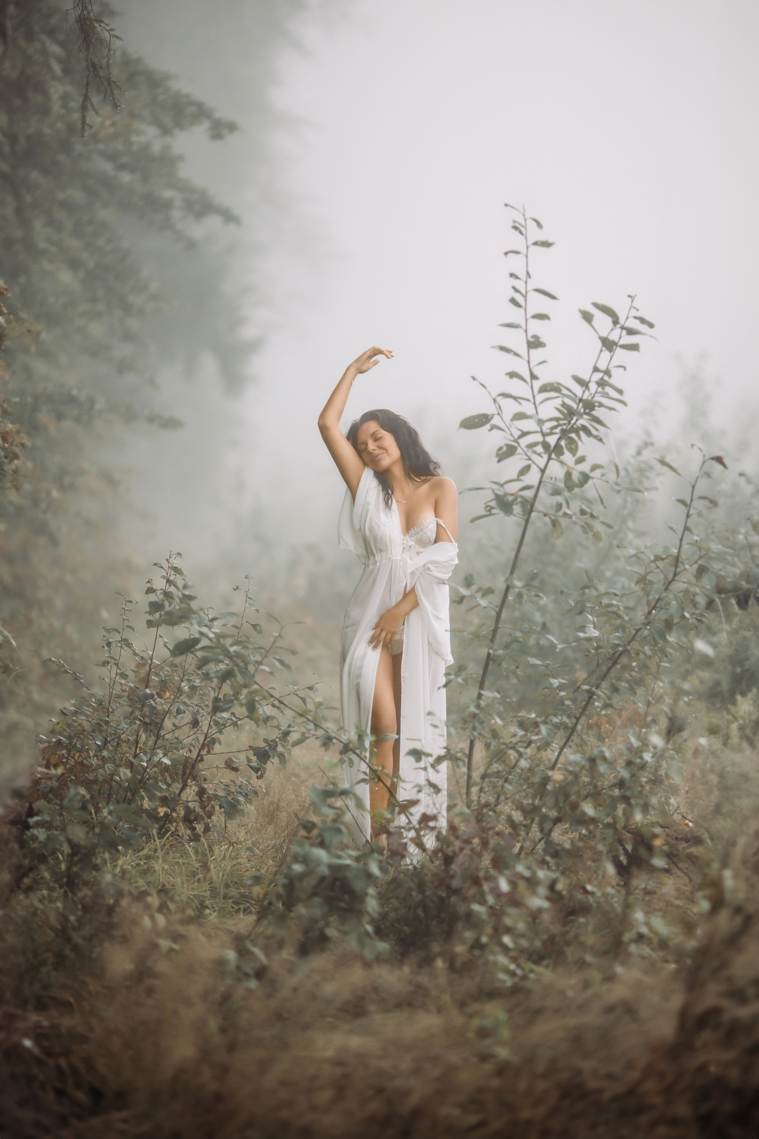рассветная женская фотосессия в тумане