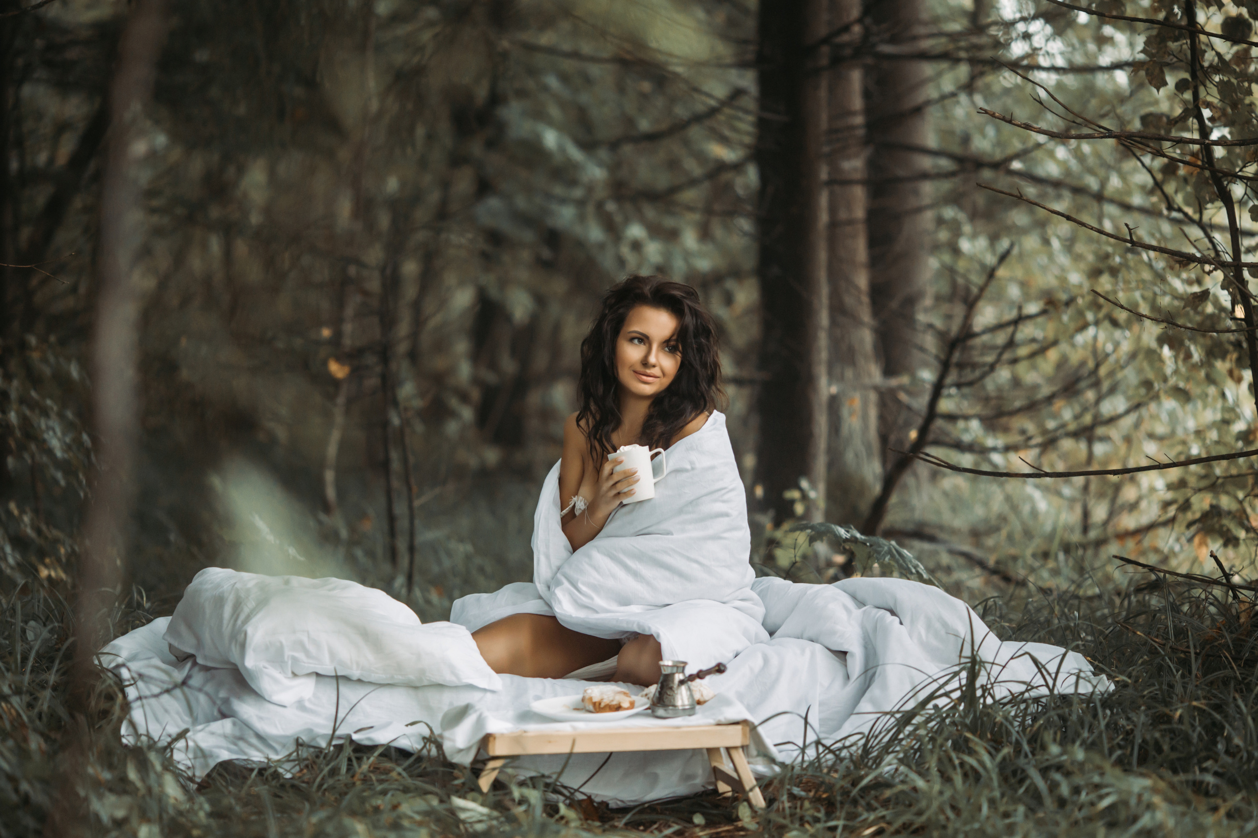 девушка в постели в лесу фотосессия