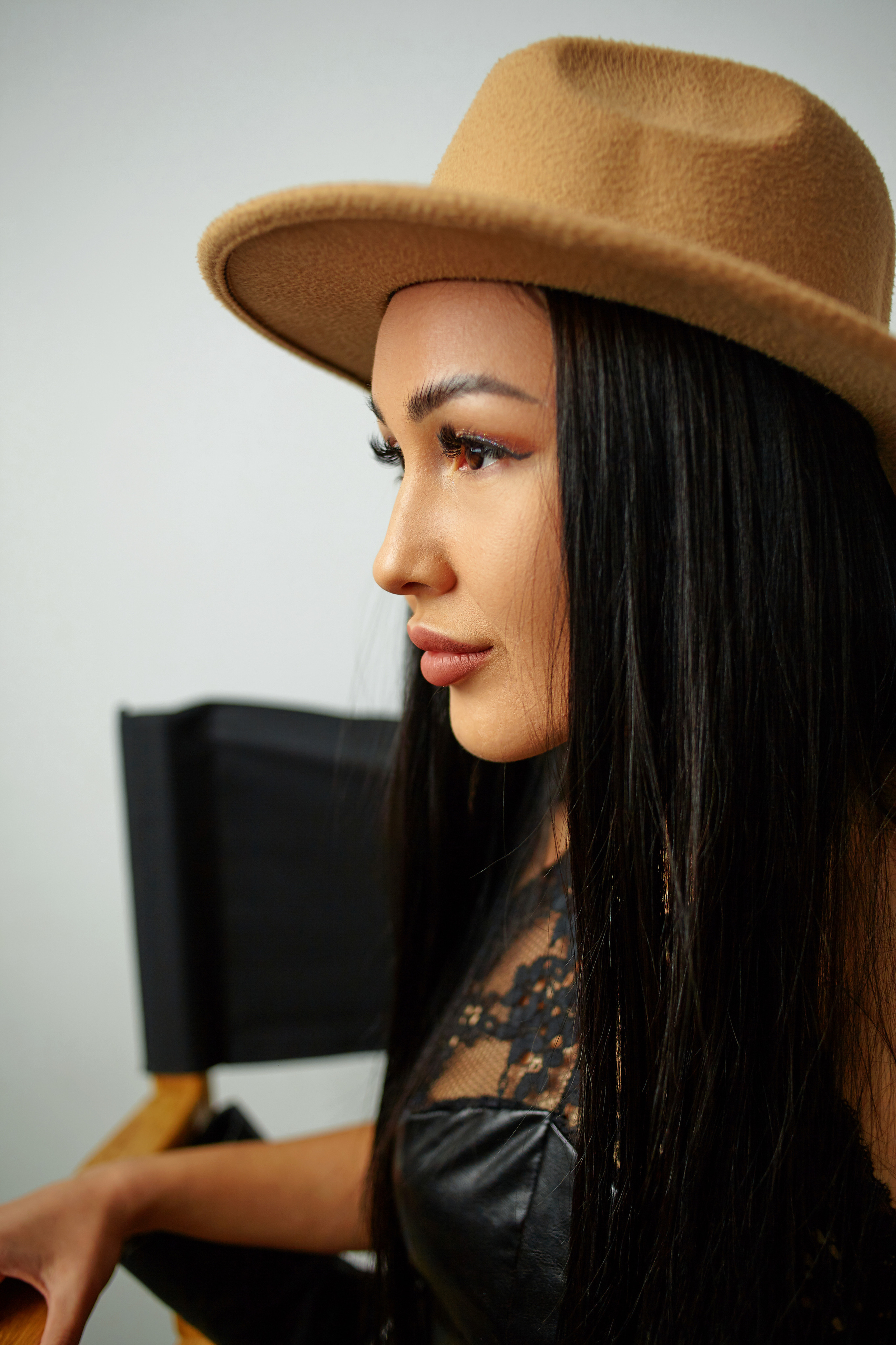 позы для фотосессии для девушек в студии