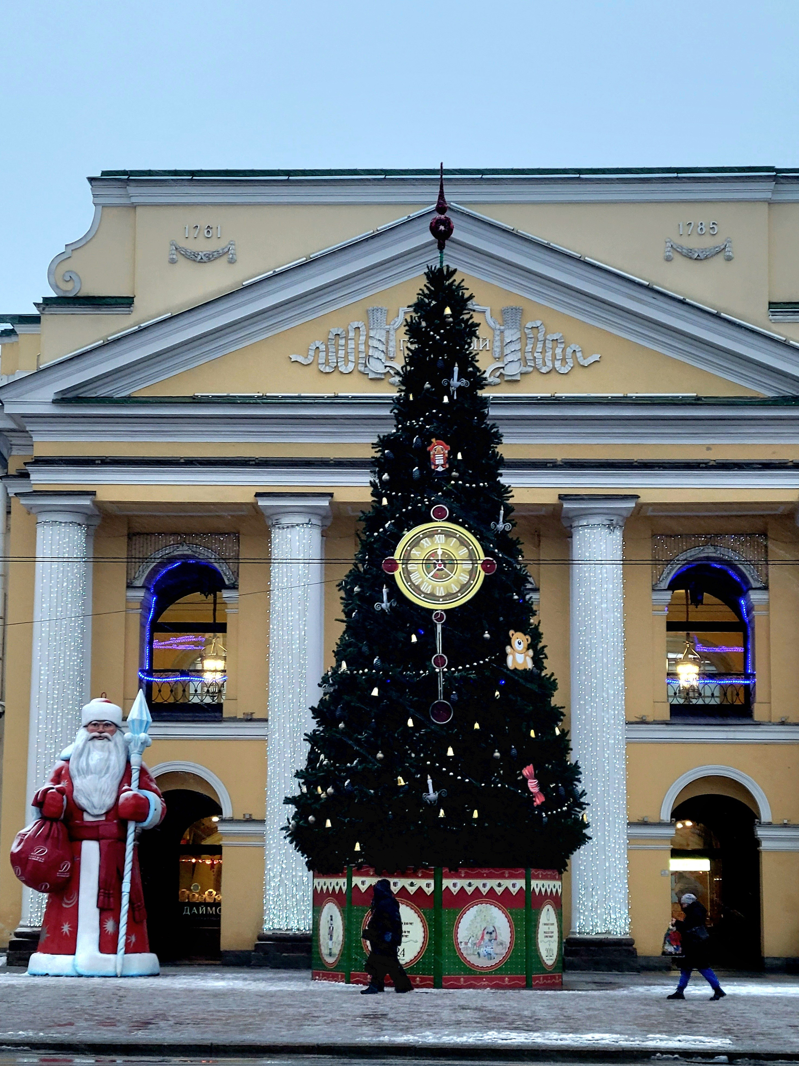 Город украшен, много рождественских базаров