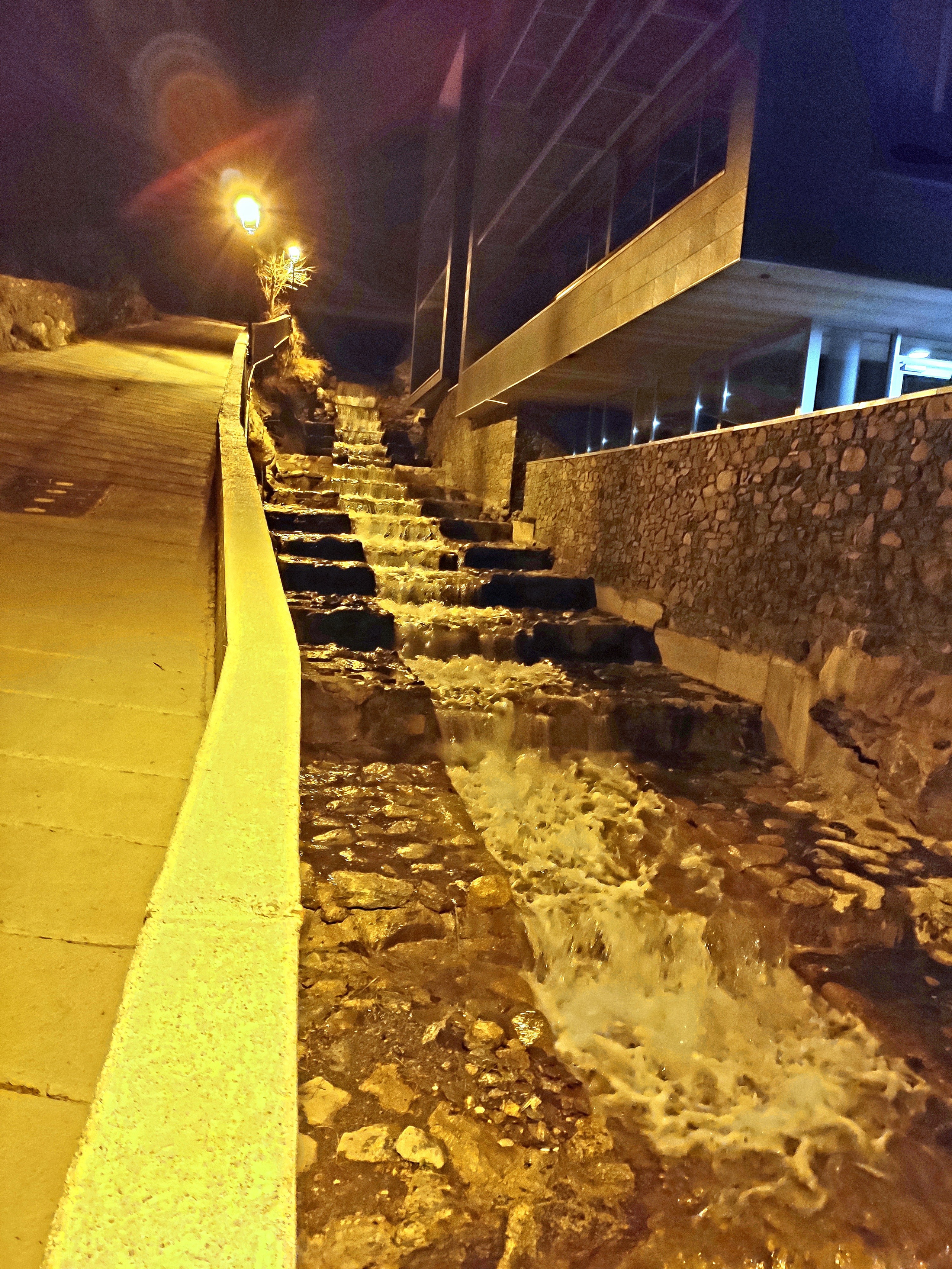 Горная речка несет растаявший за день снег