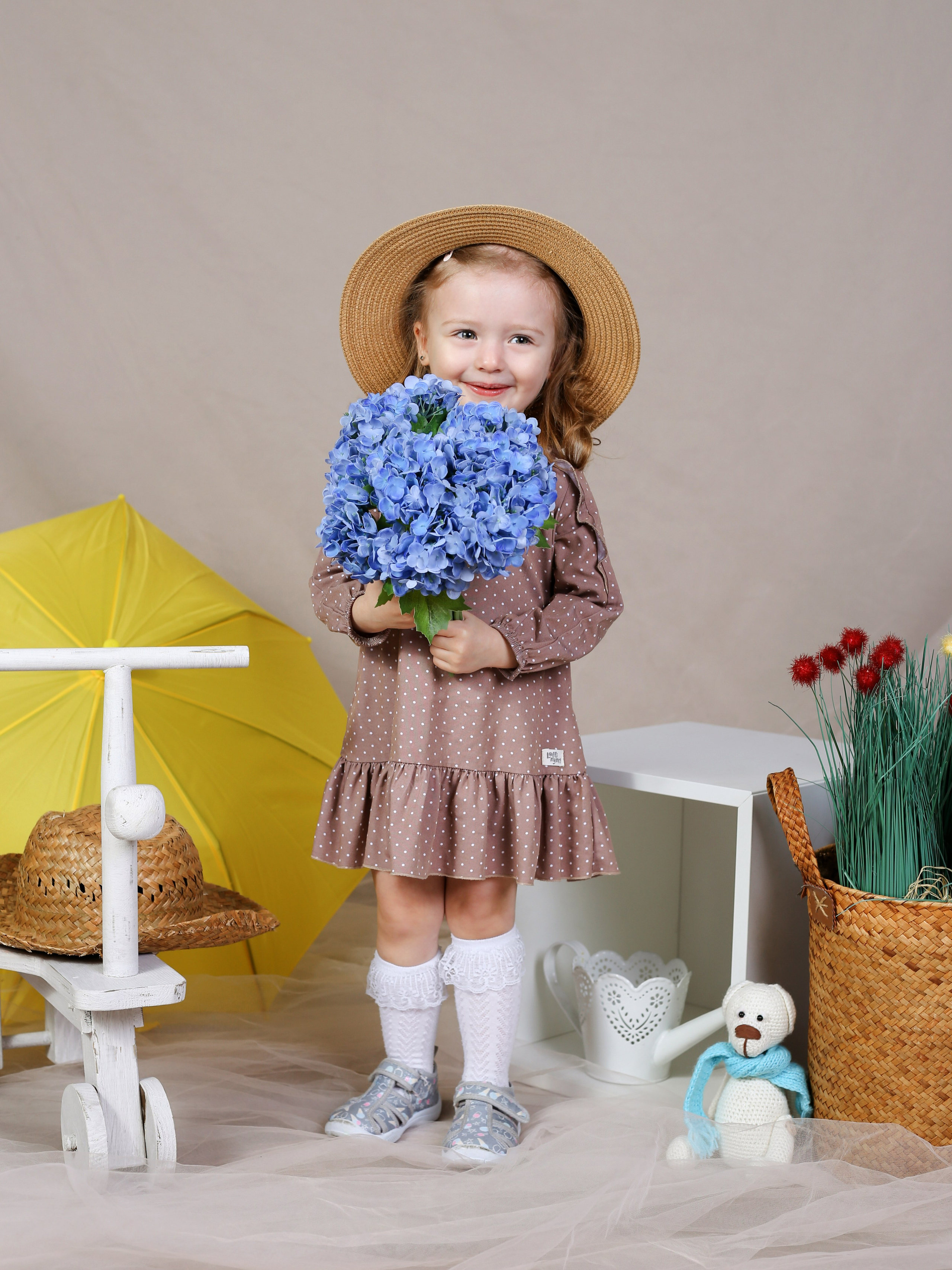 Общее фото в детском саду с выездным реквизитом в Тюмени. Выпускные альбомы в Тюмени для школ, садов, вузов спортивных секций