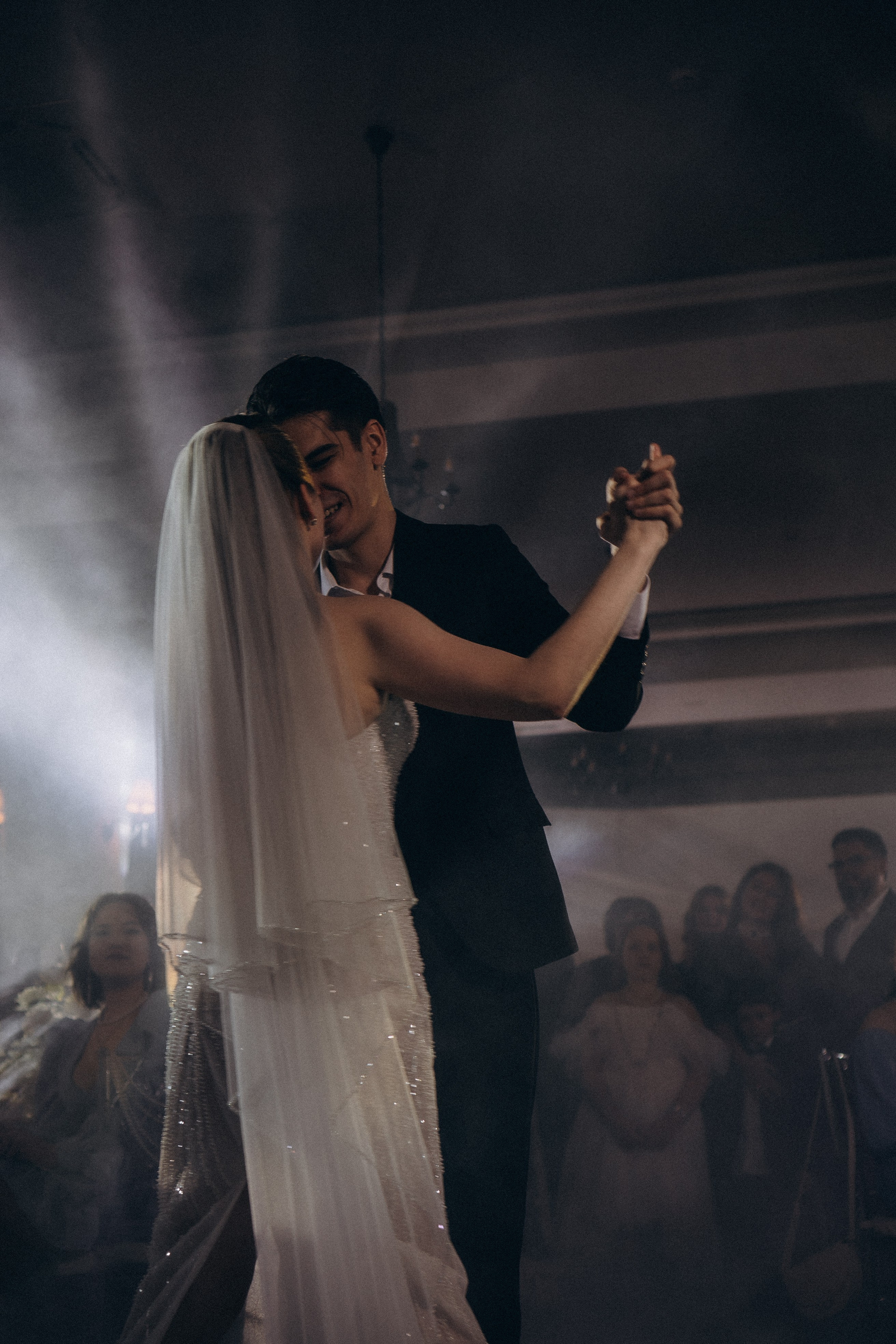 ПЕРВЫЙ ТАНЕЦ МОЛОДЫХ НА БАНКЕТЕ. ТРОГАТЕЛЬНЫЙ МОМЕНТ (СНЯТО В СИБИРЕ В НИЖНЕВАРТОВСКЕ). Профессиональный фотограф, Санкт-Петербург — Виктория Богомолова