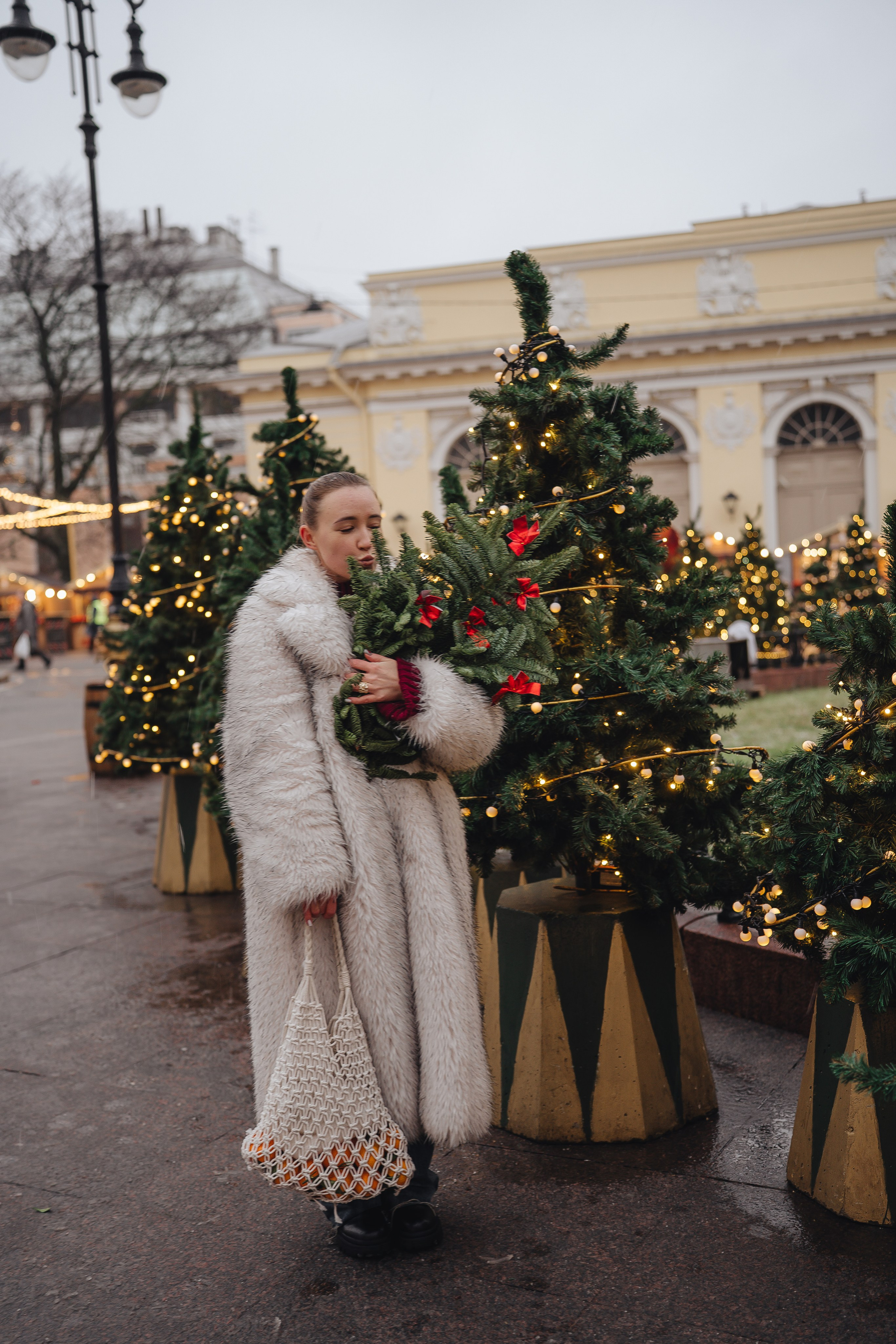 ПРОГУЛКА НА МАНЕЖНОЙ ПЛОЩАДИ ДЛЯ ДЕВУШКИ ПЕРЕД НОВЫМ ГОДОМ (НОВОГОДНЯЯ ФОТОСЕССИИЯ НА МАНЕЖНОЙ ПЛОЩАДИ). Профессиональный фотограф, Санкт-Петербург — Виктория Богомолова