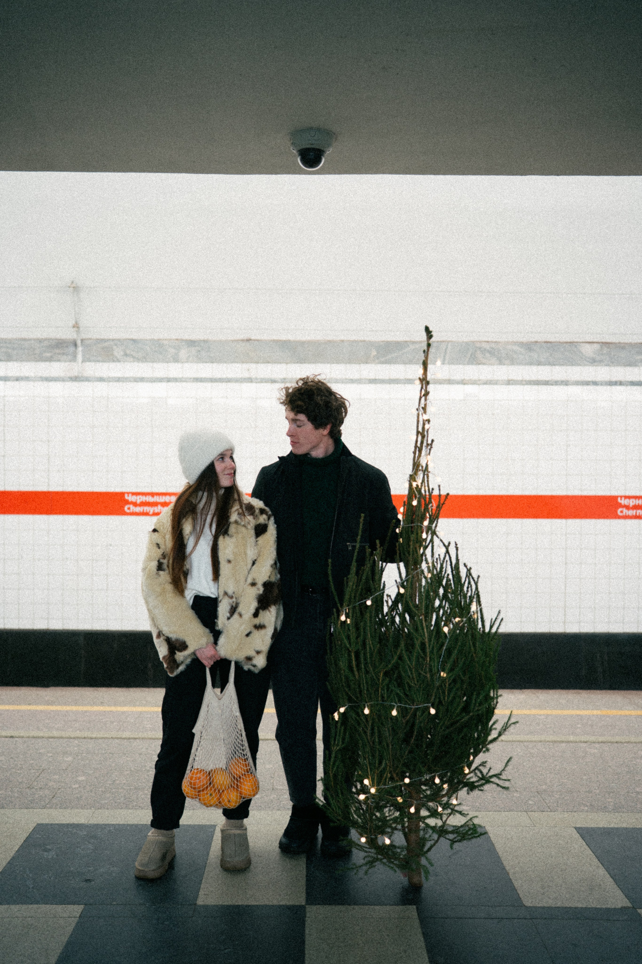 НОВОГОДНЯЯ ПРОГУЛКА ПАРЫ ПО ЧЕРНЫШЕВСКОЙ ПЕРЕД НОВЫМ ГОДОМ. Профессиональный фотограф, Санкт-Петербург — Виктория Богомолова