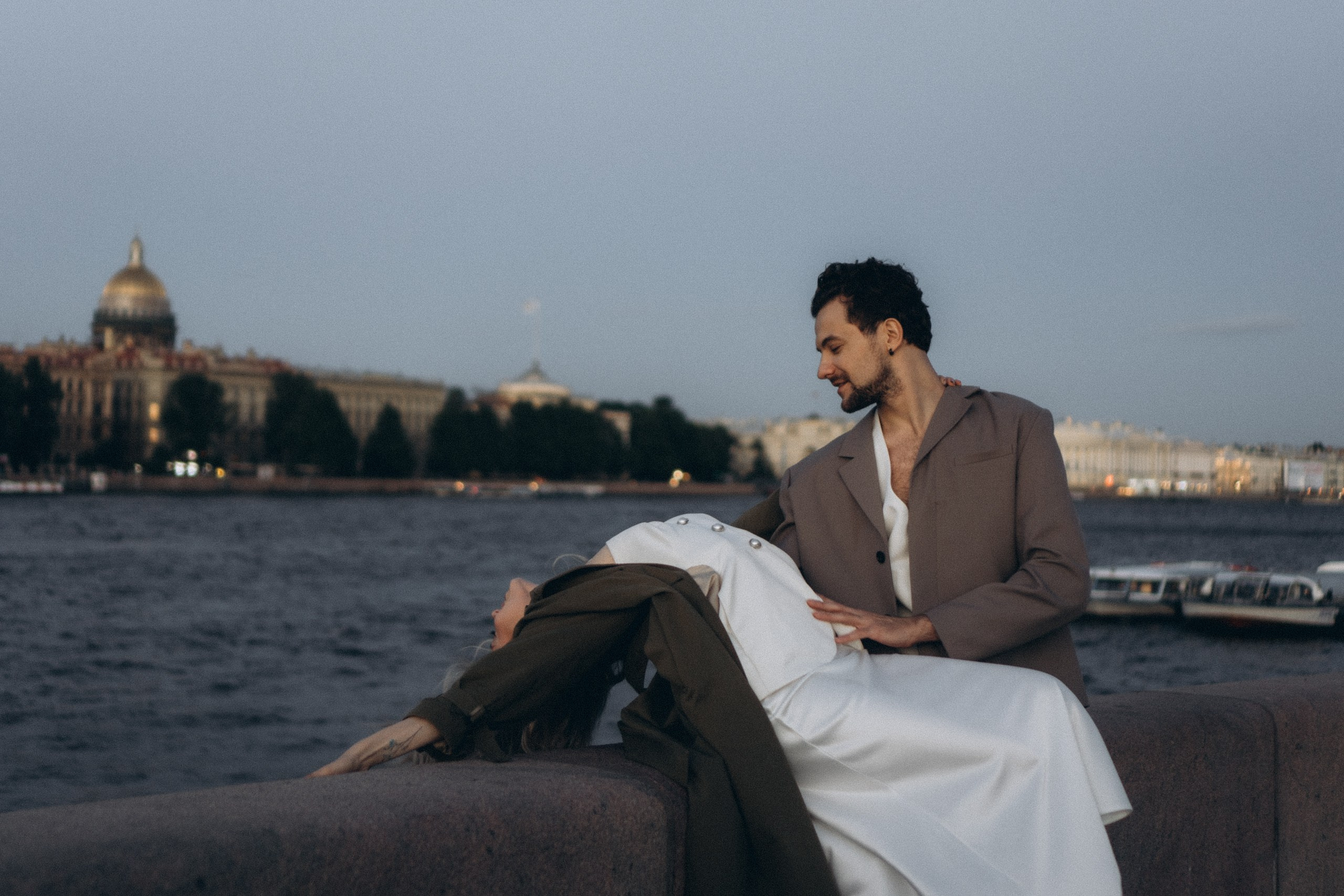 СВАДЕБНАЯ СЬЕМКА ПАРЫ НА РАССВЕТЕ В БЕЛЫЕ НОЧИ И ПРОГУЛКА С РАЗВОДНЫМИ МОСТАМИ И ПИКНИК ВОЗЛЕ ИСАКИЕВСКОГО СОБОРА. Профессиональный фотограф, Санкт-Петербург — Виктория Богомолова