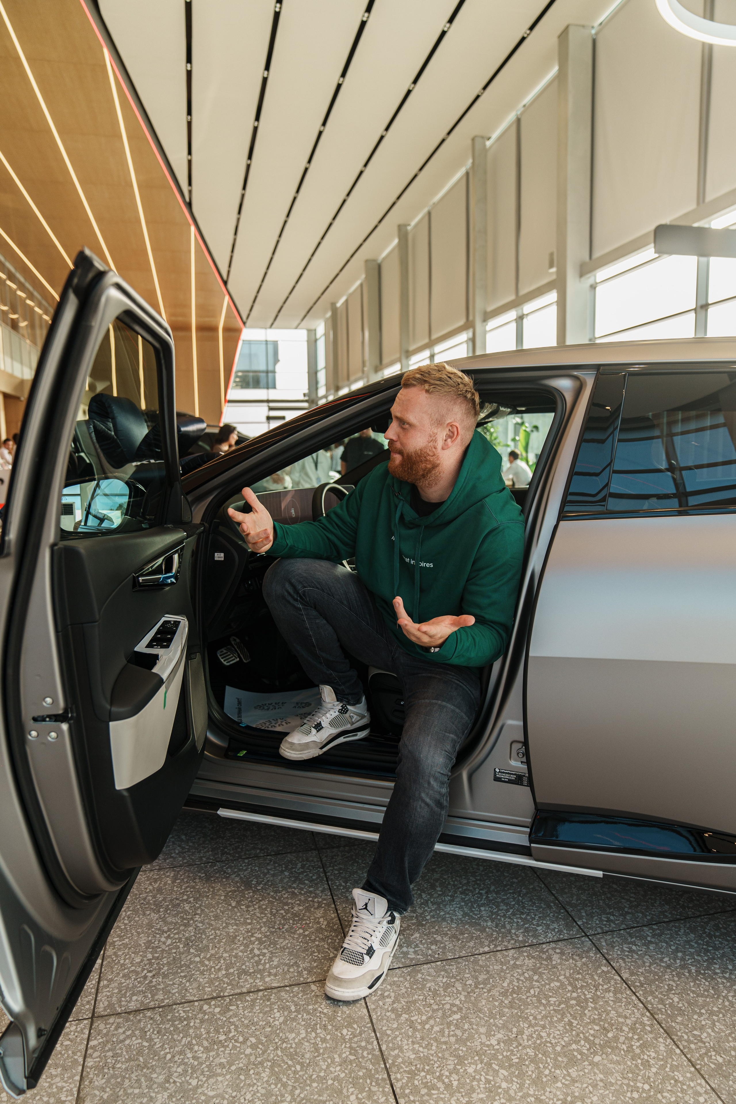 Kia EV6 Вручение Евгений Чебаткову. Фотограф TAULAN_1