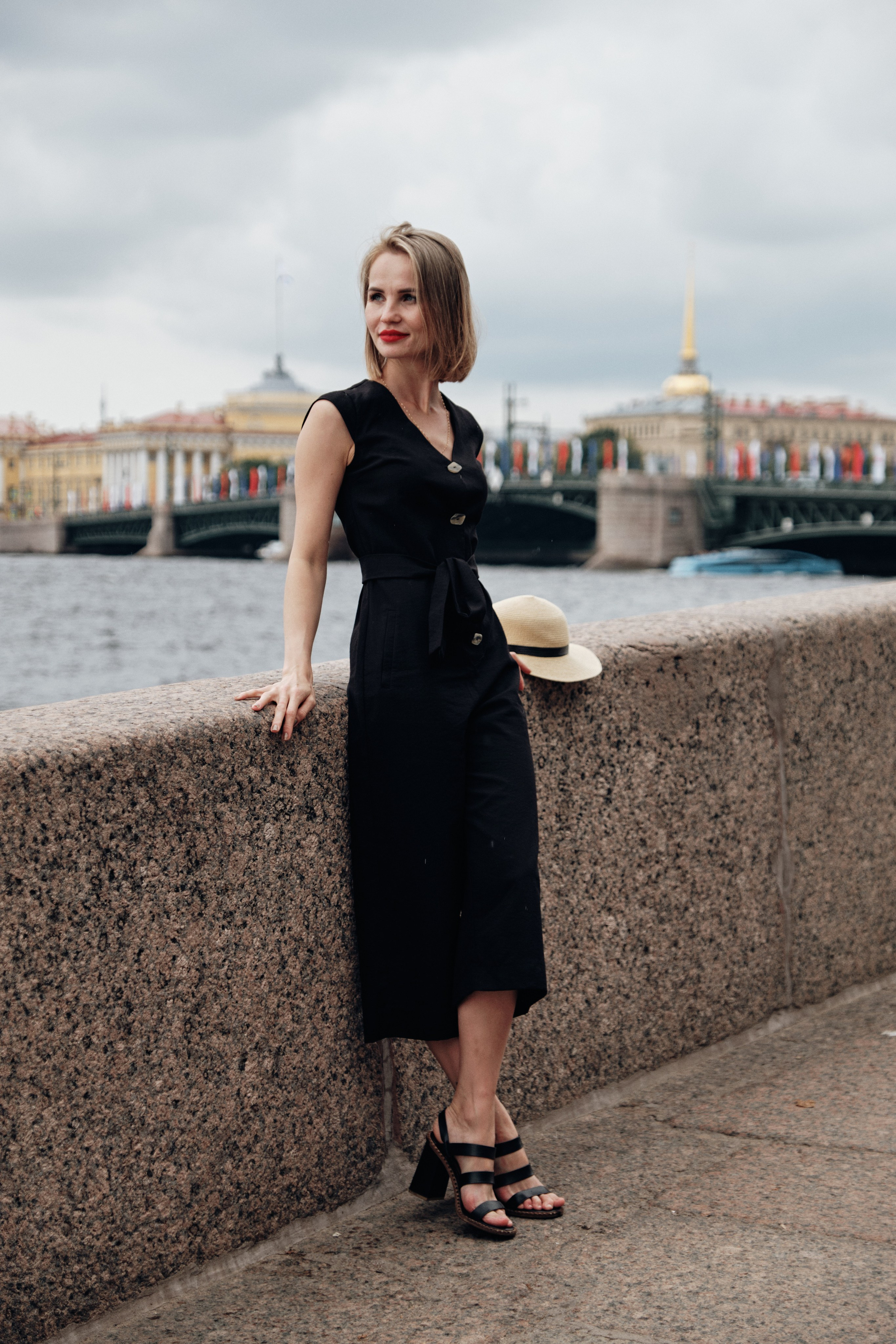 Уличная фотосессия на набережной в Санкт-Петербурге