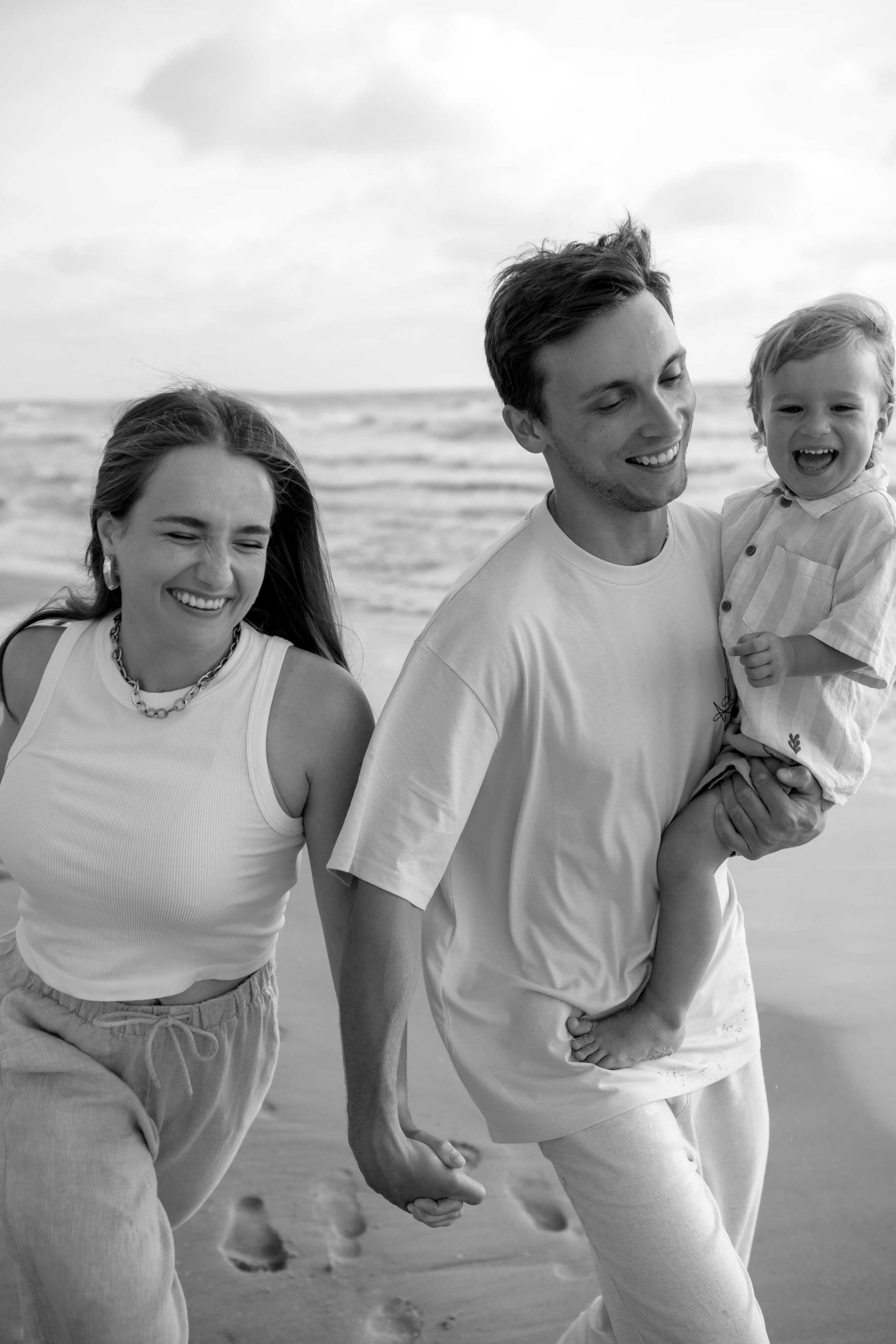 Family photoshoot near the sea (sunset). Главная